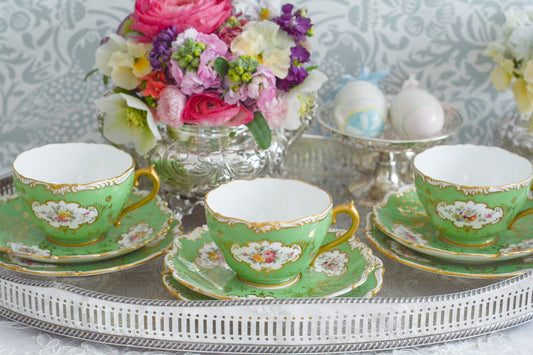 コールポートのアップルグリーンカラーが美しいティートリオ。スクロール模様の縁取りに金彩のガーランド、窓枠の中には可憐な花々が描かれています。繊細で優美なデザインはさすがコールポート!ですね。同じデザインですが、ハンドペイントの為一つひとつ違うのもアンティークならではです。別でデュオとB&Bプレートを掲載しています。