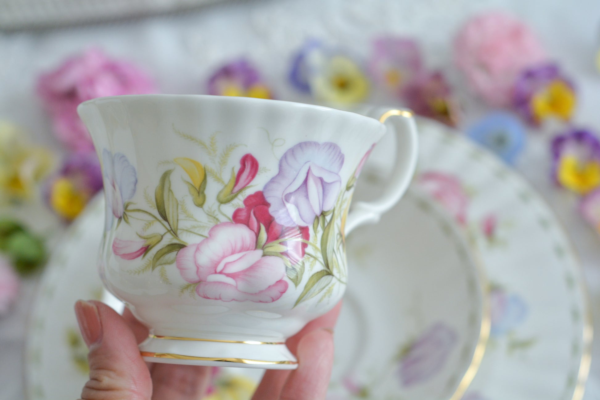 ロイヤルアルバートの人気シリーズの一つ、「フラワーオブマンス」1月から12月までそれぞれの季節のお花がモチーフのシリーズで、ついつい集めたくなってしまう魅力があります。今回ご紹介するのは、4月(April)。4月のお花はスイトピーです。春らしい明るいカラーでとても可愛らしいお品。貴重なトリオとなっております。4月生まれの方はもちろん、コレクションしてらっしゃる方、お探しの方もぜひ。