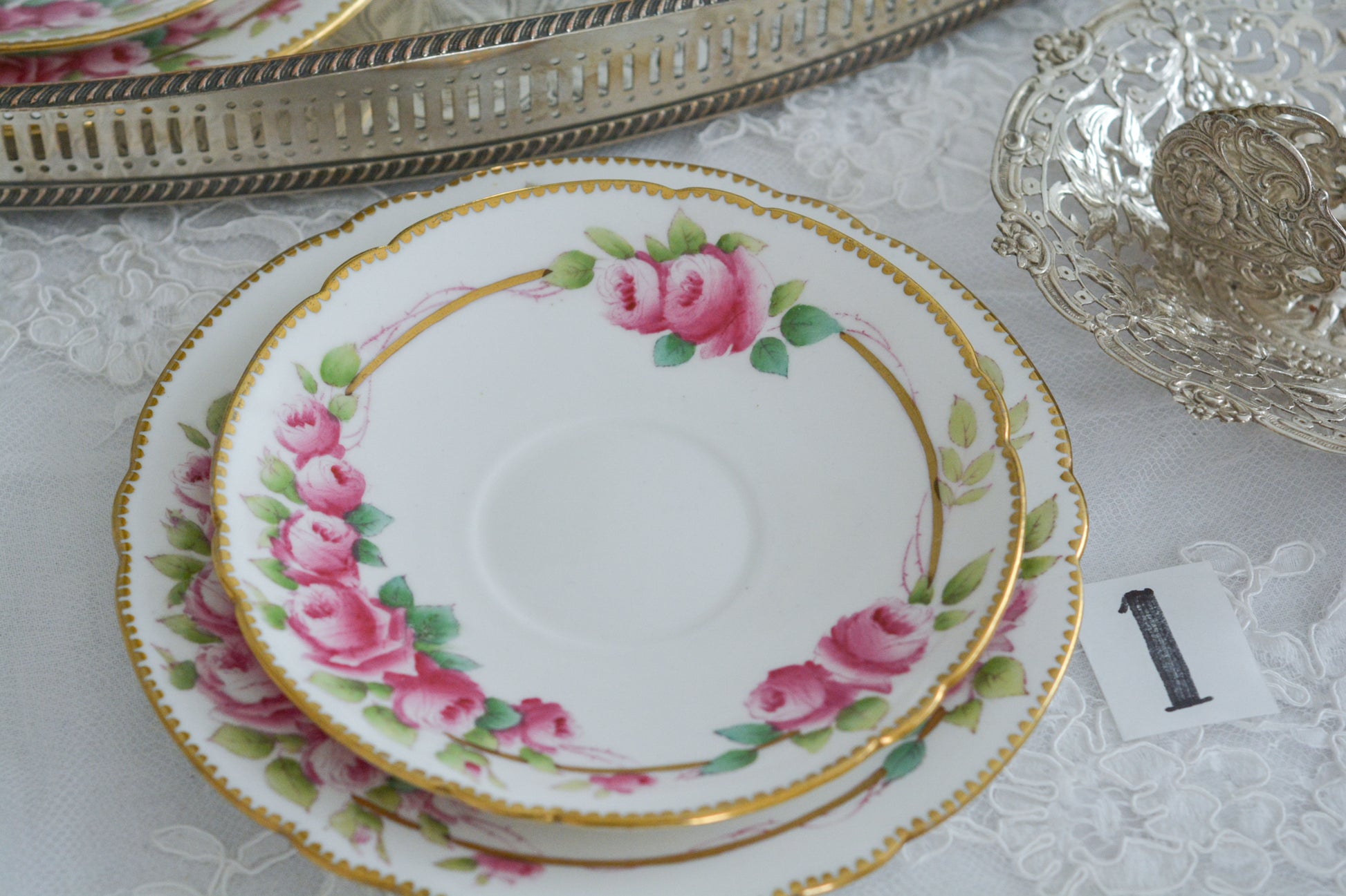 シェリーの美しいティートリオがやってきました。ハンドペイントで描かれたバラが大変華やかです。やはりハンドペイントは立体感があり美しいなと思います。ハンドルも凝った作りで細部まで美しい。春のティータイムのテーブルコーディネートに花を添えてくれますよ。イースターのコーディネートにもぜひ。