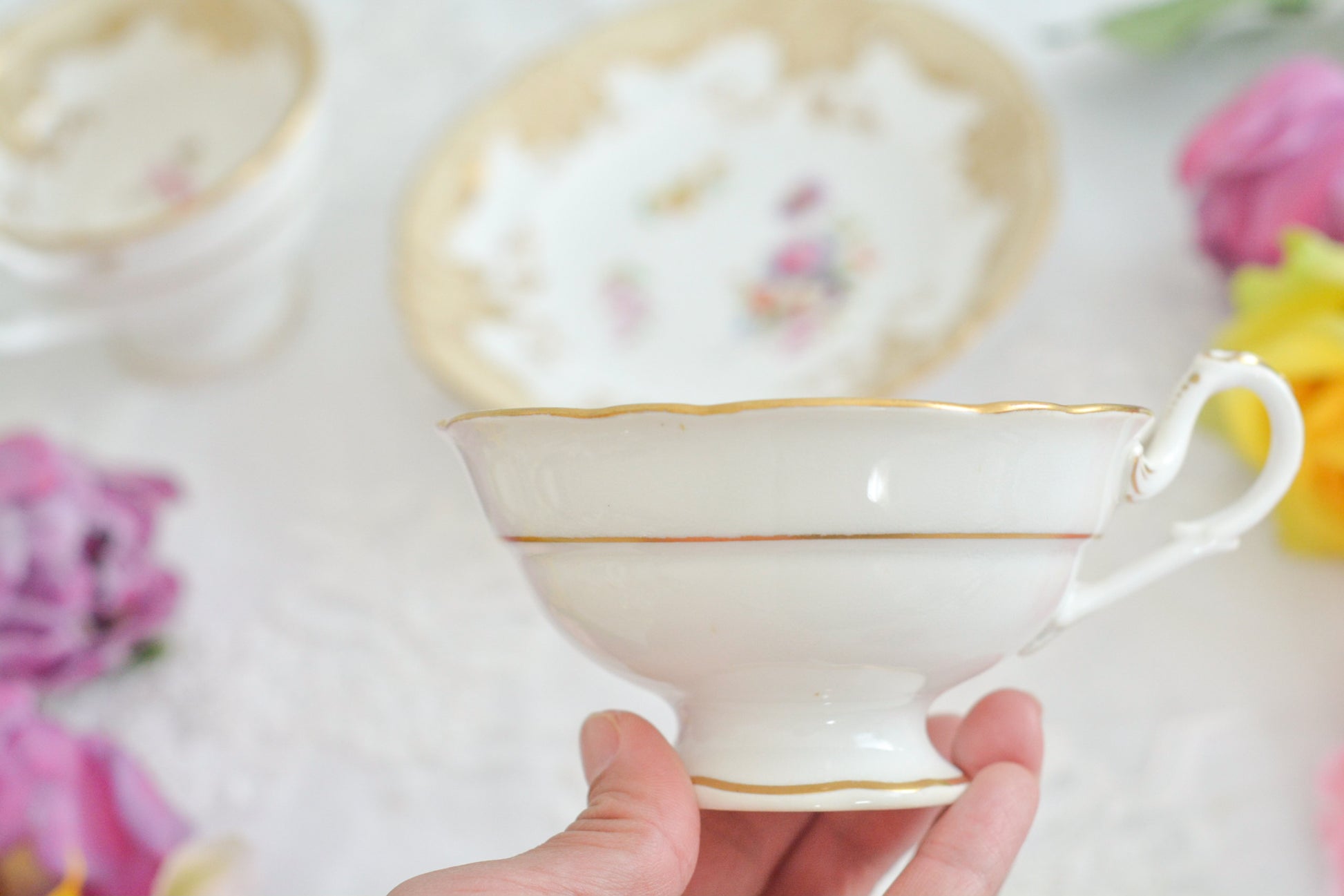 リッジウェイの優雅なトゥルートリオです。ハンドルがとても可愛らしく、ハンドペイントで描かれたお花達も生き生きと描かれています。トゥルートリオは、ティーカップ、コーヒーカップ、ソーサーのセットでヴィクトリア時代の初期頃まではトリオといえばこちらが主流でした。今ではとても貴重になっています。紅茶もコーヒーも楽しめるのがいいですね。