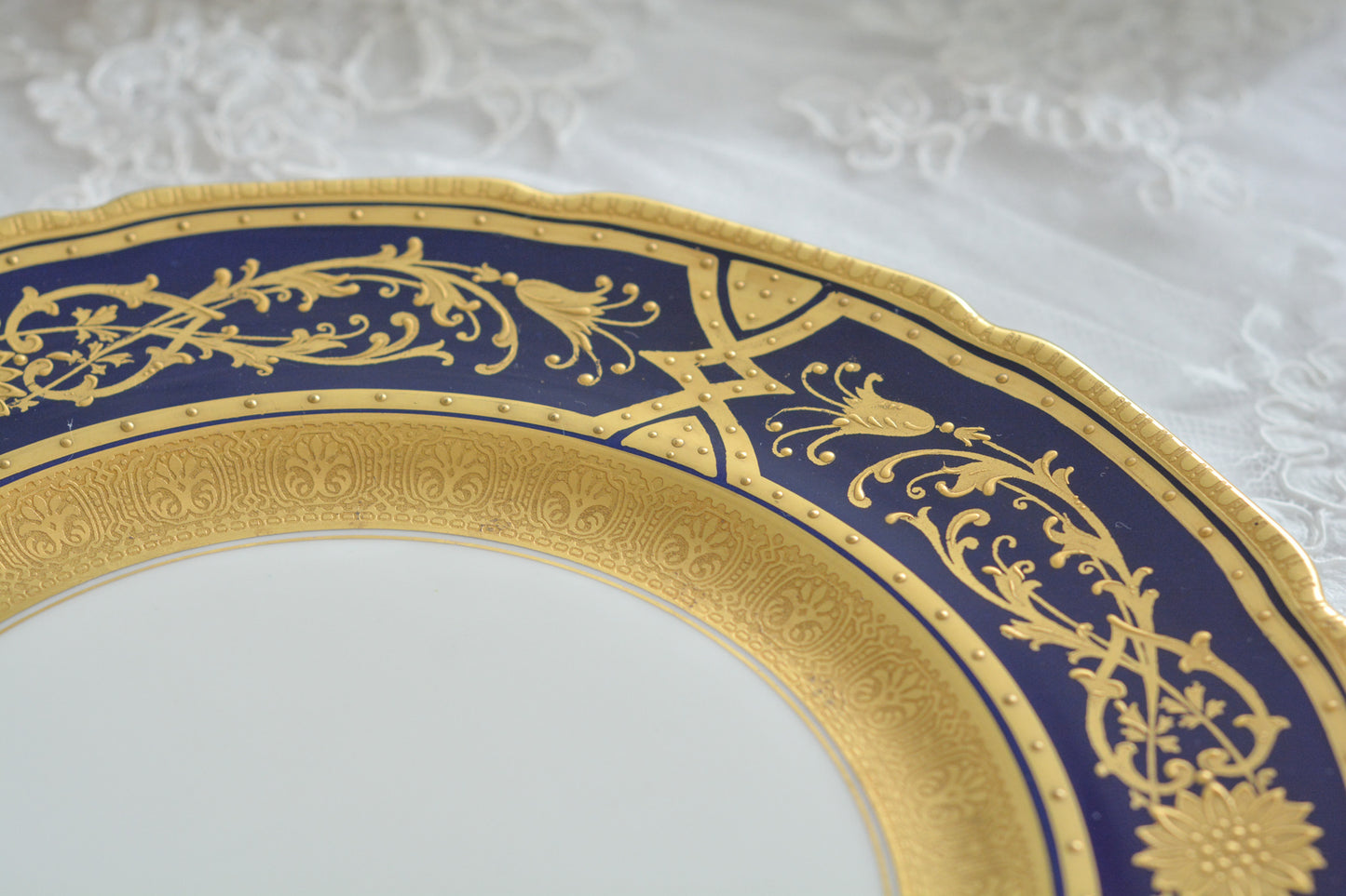 美しいコバルトブルーのお色に、豪華な金彩の模様。ロイヤルドルトンのとっても豪華なディナープレートです。大きいサイズなので、サービングプレートにもお使いいただけます。どんなお菓子やお料理も華やかに演出してくれそう。状態も大変よく、活躍してくれること間違いなしです!