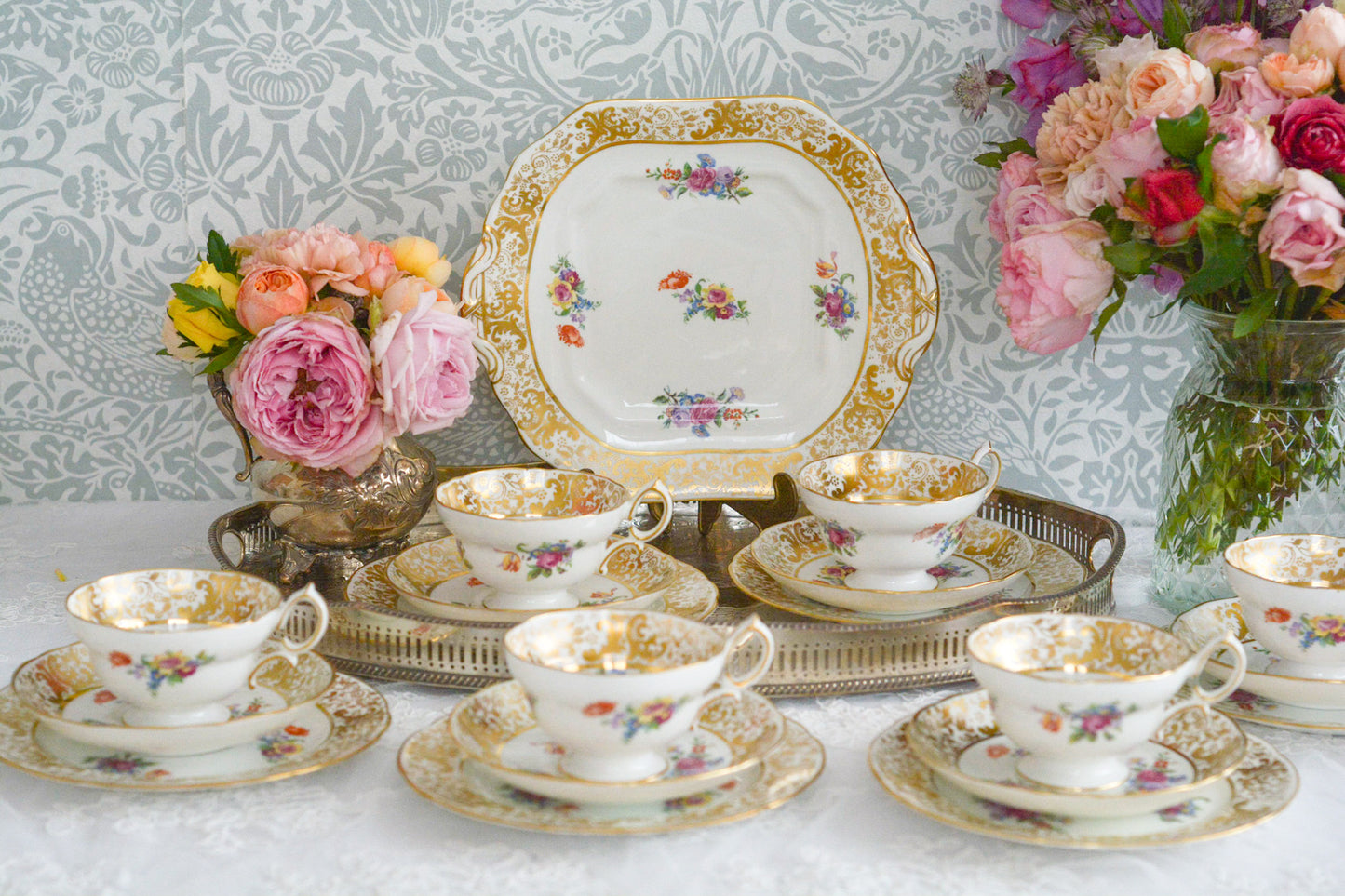 ハマースレイの豪華なティートリオとB&Bプレート。金彩の華やかな模様にブーケ柄のプリントが映えます。ハマースレイらしい優美なシェイプで、ティータイムに花を添えてくれるデザインです。それぞれ状態が異なりますので、プルダウンよりお選びください。ティートリオの④〜⑥はカップにヒビがあり、水漏れするため観賞用としてお勧めします。プレートはそれぞれお使いいただけます。