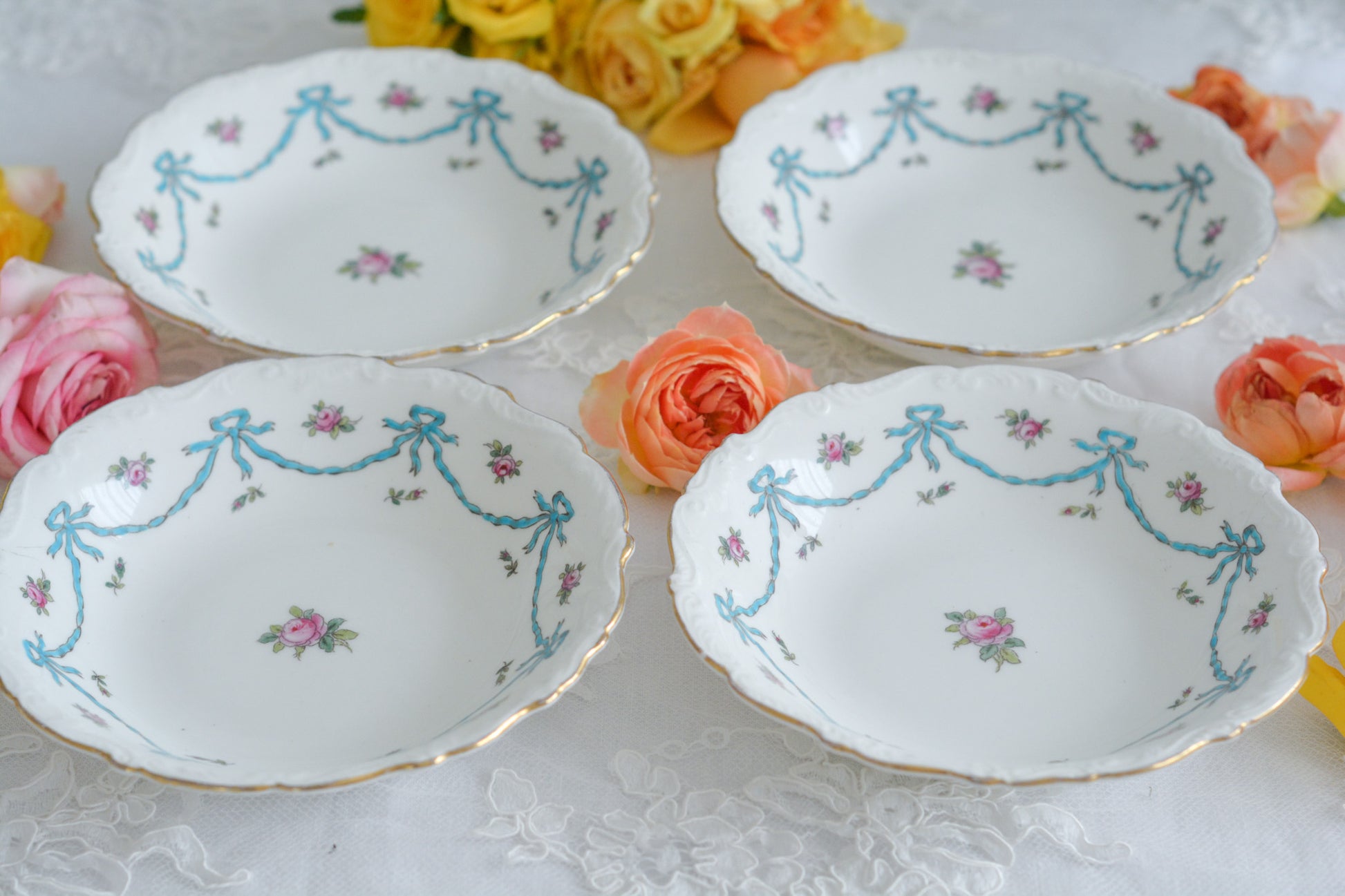 コールポートのリボンと薔薇の模様が可愛らしいボウルの4点セット。ハンドペイントで色つけされ、可愛らしく使いやすいボウルです。