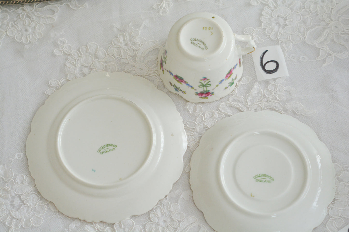 コリンウッドのリボンにバラのガーランドがとっても可愛らしいティートリオ、ミルクジャグ、スロップボウル、デザートプレートがやってきました!ハンドペイントで色つけされたバラやリボンを眺めているだけで気持ちが上向きになる可愛らしさです。ぜひ春のティータイムに。プルダウンから、単品ご選択頂けます