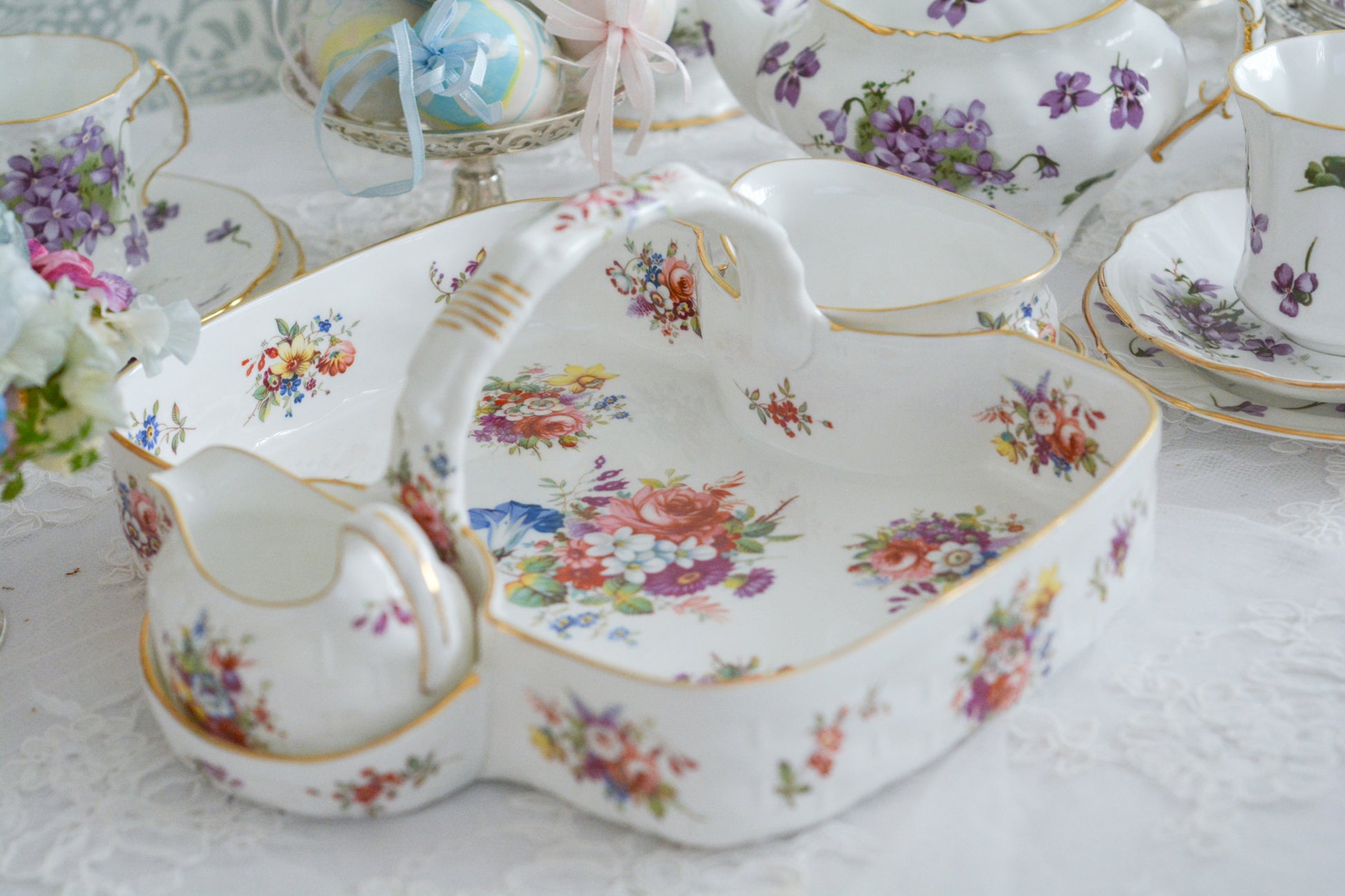 ハマースレイのハワードスプレイシリーズのストロベリーバスケット。ストロベリーバスケットは、イチゴを入れるバスケットでシュガー入れとクリーマーがついています。生産量が少なく、とても人気があるアイテムの一つ。こちらは老舗高級食器店のT.GOODEの特注品です。人気のハワードスプレイの華やかなストロベリーバスケットは、イチゴはもちろん、スコーンや焼き菓子などを乗せても素敵ですね。