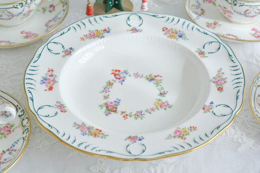 ミントンの小さなお花がとても可愛らしいディナーボウル。深さがあるので、パスタを盛り付けても素敵です。グリーンの縁取りがクリスマスにもぴったりで、ローストビーフやチキンなどのメインや、サラダを盛り付けて華やかに。ミンスミートパイなどスイーツを乗せても可愛いと思います。とても活躍してくれそうな使いやすいプレートです。