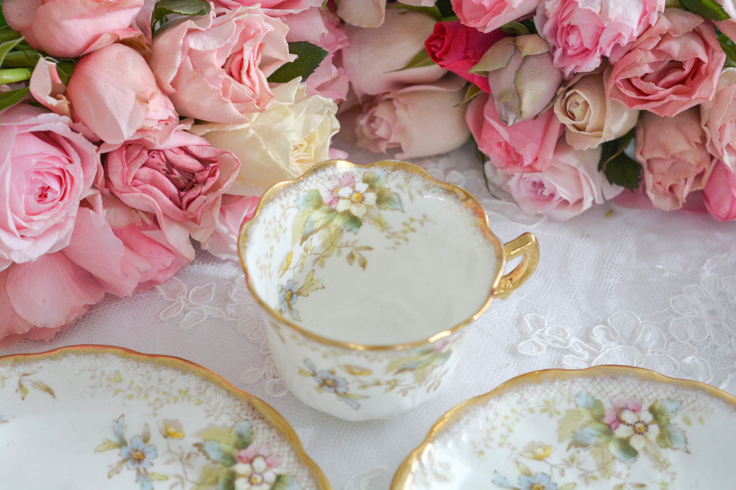 Redfern&Drakefordのティートリオ。春を待ち侘びる季節に、一人のお茶の時間をゆったりと豊かにしてくれるような優しい雰囲気のお品です。シャビーシックがお好きなあなたへ。