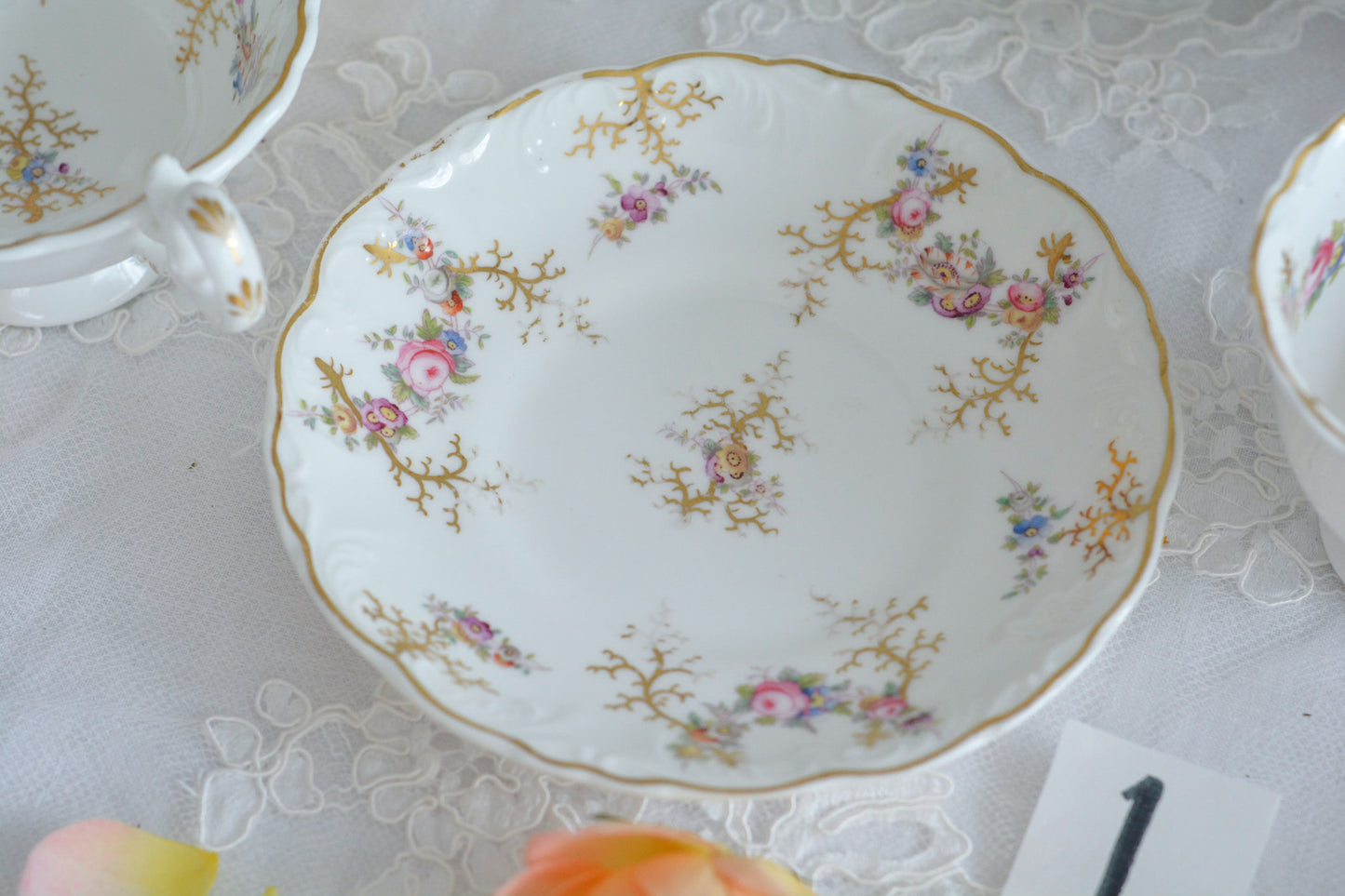 コールポートの花々と宿木?の描かれたプレートです。私は宿木シリーズと呼んでおります。こちらは見が描かれていないので、他の木や珊瑚のようにも見えます。金彩部分もハンドペイントで描かれていて、コールポートらしい上品なお品となっております。華やかでクリスマスにもぴったりな雰囲気です。