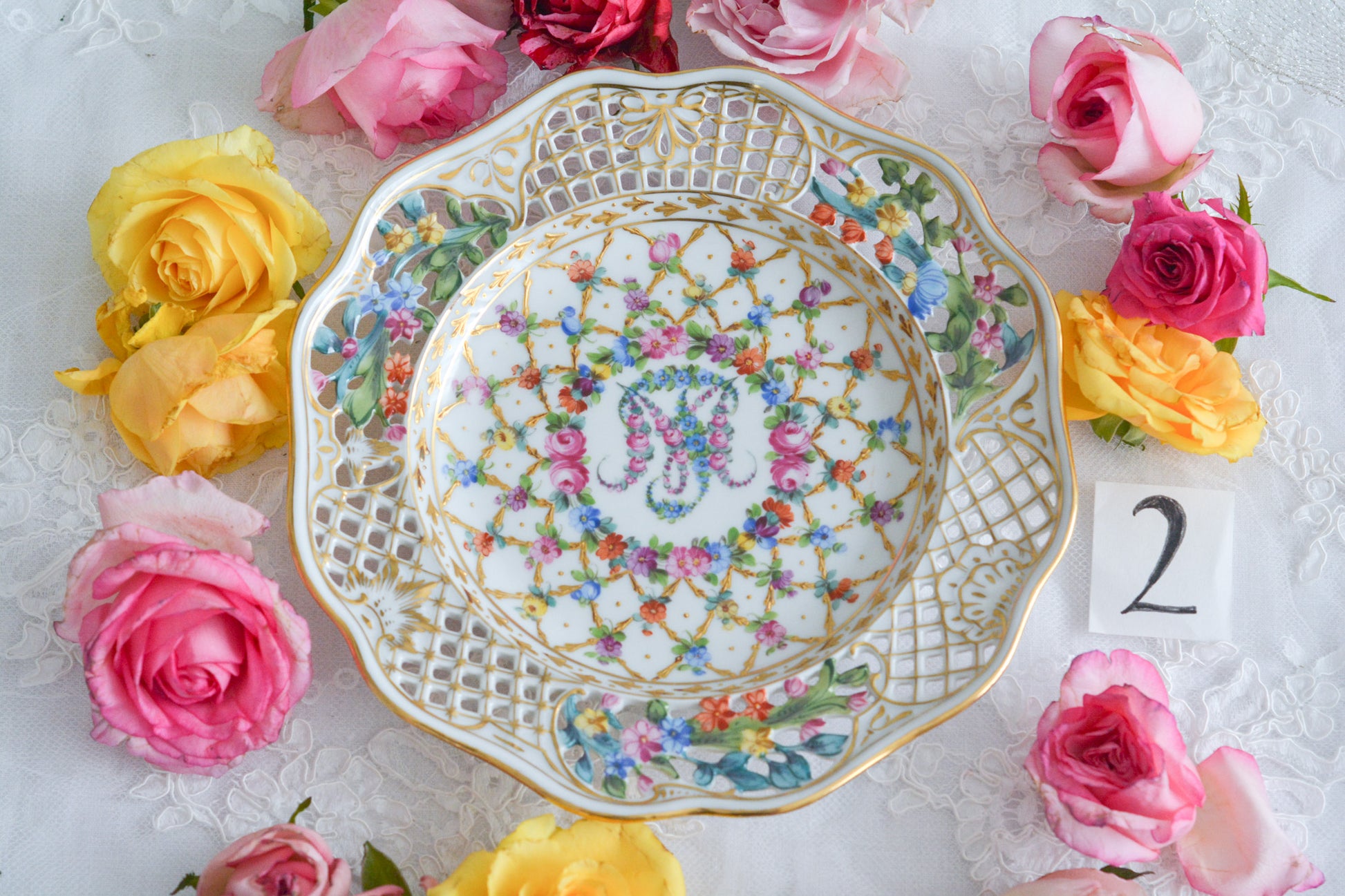 オーストリアの「国の母」とたたえられたハプスブルグ家の女帝「マリア・テレジア」。のちにフランス国王ルイ16世に嫁いだマリー・アントワネットの母でもあります。その名前にふさわしく、また、ウィーンの煌びやかな芸術や宮殿を思わせるような華やかで美しい世界観のプレートです。カール・ティーメの素晴らしいハンドペイントの絵付けをお楽しみください。