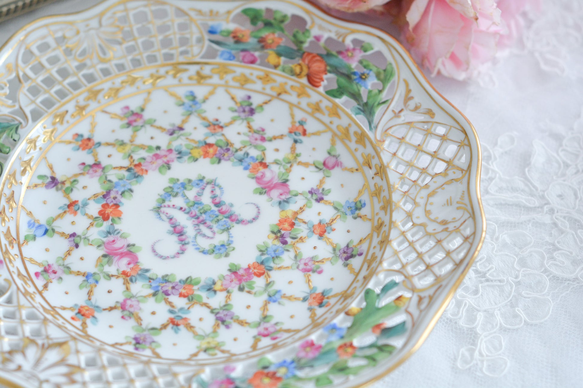 オーストリアの「国の母」とたたえられたハプスブルグ家の女帝「マリア・テレジア」。のちにフランス国王ルイ16世に嫁いだマリー・アントワネットの母でもあります。その名前にふさわしく、また、ウィーンの煌びやかな芸術や宮殿を思わせるような華やかで美しい世界観のプレートです。カール・ティーメの素晴らしいハンドペイントの絵付けをお楽しみください。