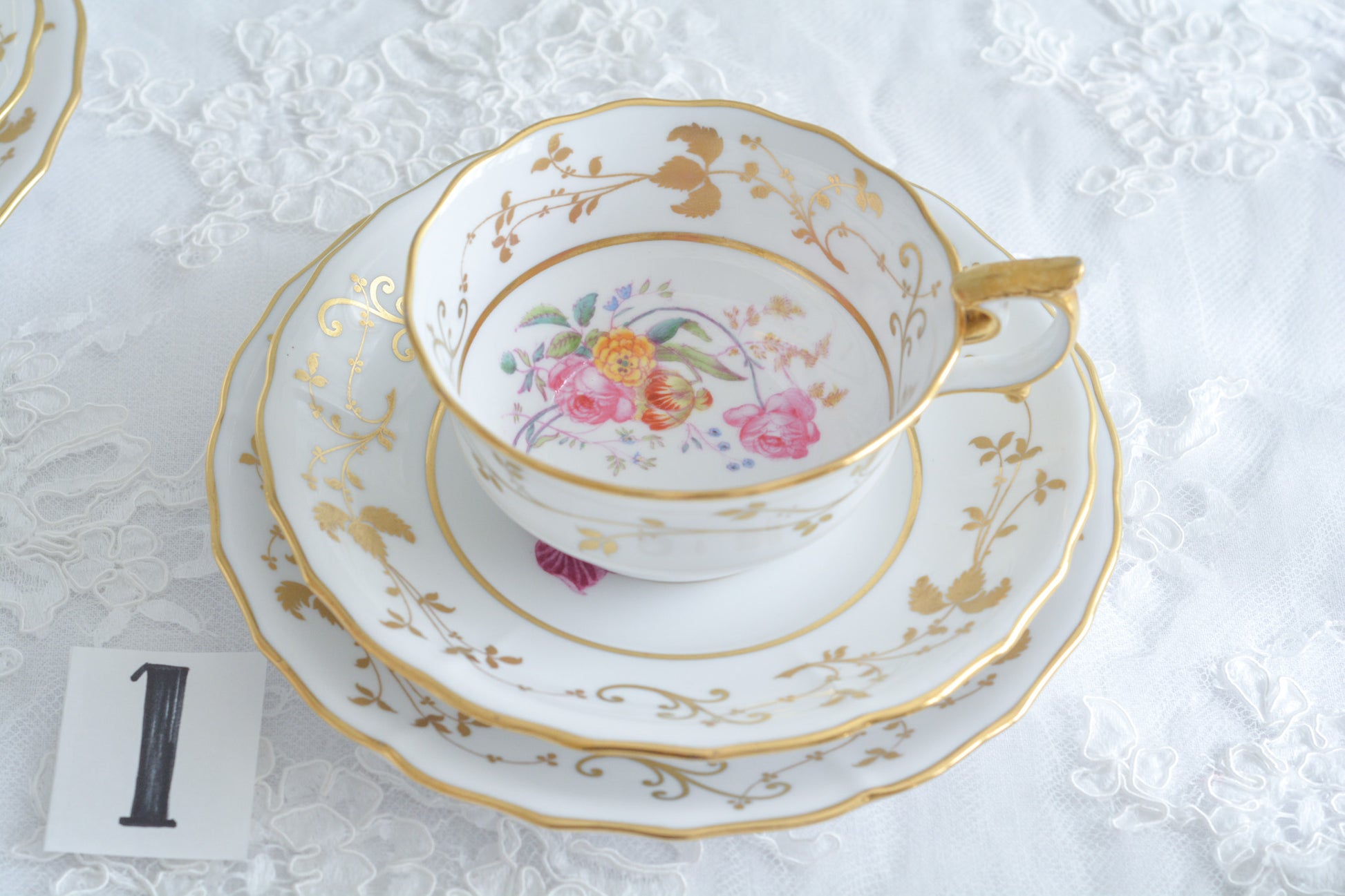 スポードの洗練されたデザインに、ハンドペイントで描かれた花々が大変美しいティートリオです。現代のテーブルにもマッチし、華やかにしてくれます。お花はハンドペイントで描かれているため一つ一つ違い、並べるとそれぞれのお花を見ることができてお話も盛り上がりそうです。