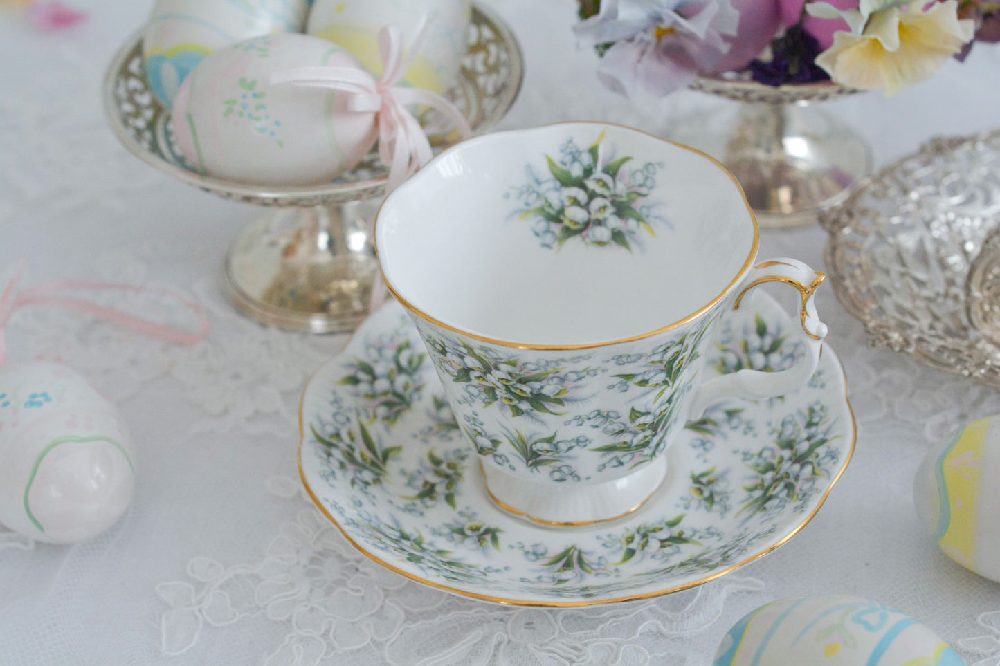 ロイヤルアルバートのネルグウィンシリーズ。ネル・グウィンはイングランド王チャールズ2世の寵姫です。このシリーズはロンドンの地域名やストリート名がつけられています。このランベスは全面にスズランの美しい絵柄が印象的。ネルグウィンシリーズの中でも入手困難なお品です。人気のすずらん柄のカップがティータイムを彩ります。