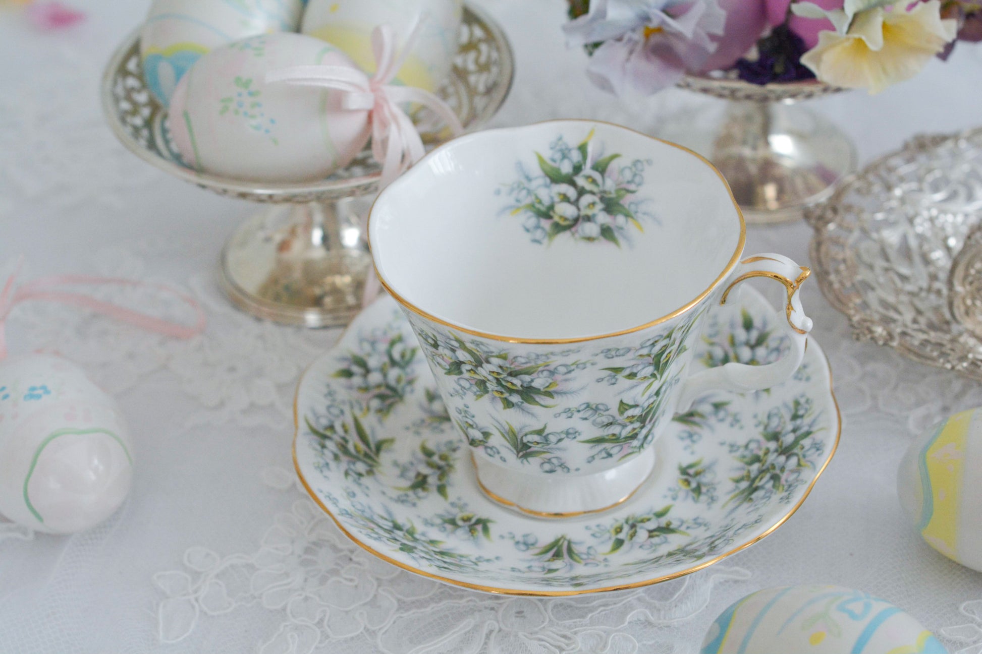 ロイヤルアルバートのネルグウィンシリーズ。ネル・グウィンはイングランド王チャールズ2世の寵姫です。このシリーズはロンドンの地域名やストリート名がつけられています。このランベスは全面にスズランの美しい絵柄が印象的。ネルグウィンシリーズの中でも入手困難なお品です。人気のすずらん柄のカップがティータイムを彩ります。