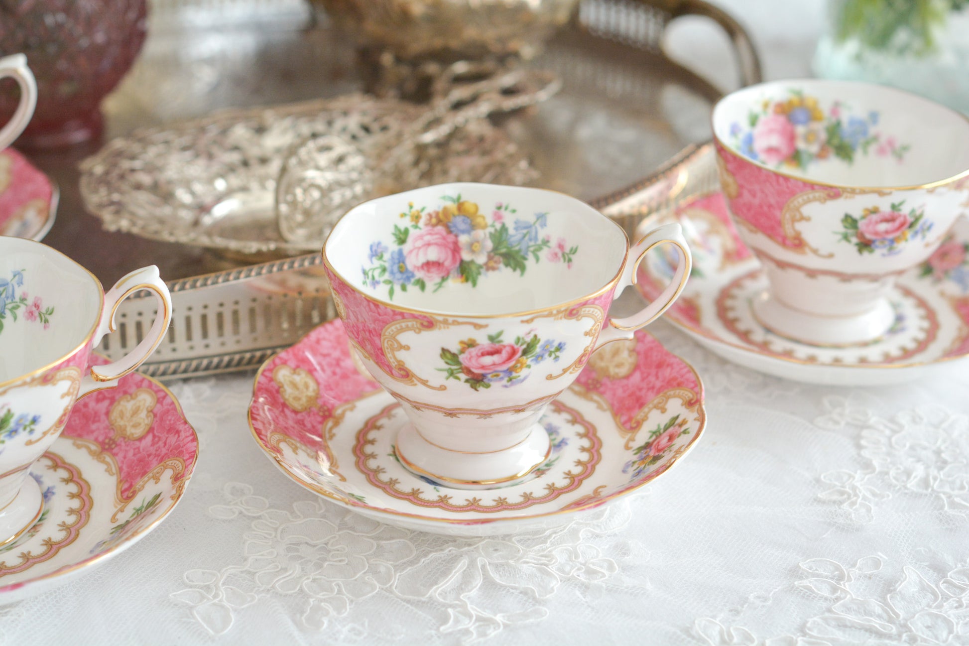 ロイヤルアルバートの人気シリーズ、レディカーライルのカップ&ソーサーです。大輪のバラに花々とスクロール模様の金彩で彩られた、ロココスタイルの大変豪華で美しいシリーズです。 ピンクカラーがティータイムを華やかに盛り上げてくれます。こちらはデュオでどれもとても良い状態です。全部で4客ございます。