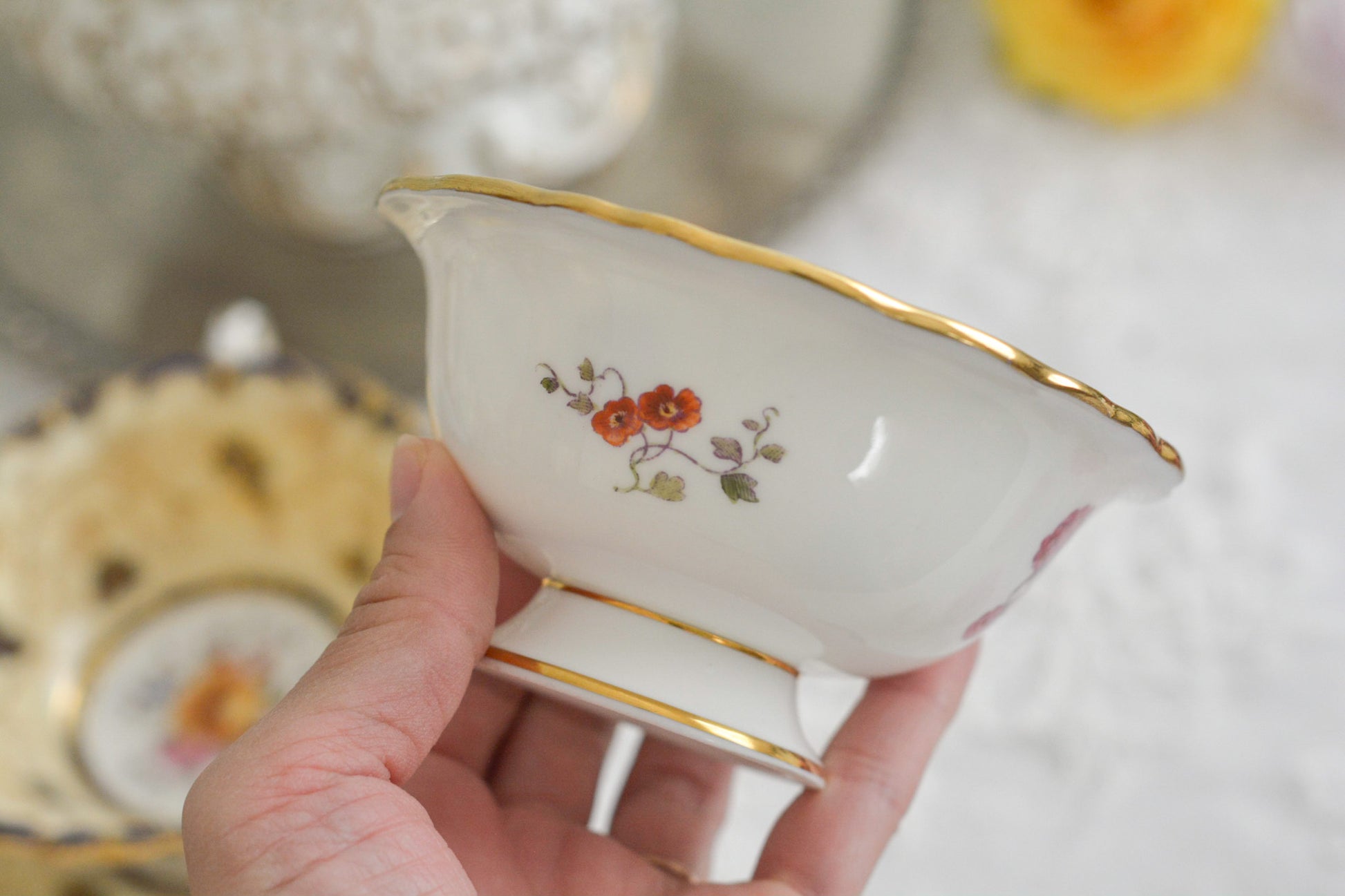 コールポートの1800年代の作品のリバイバルシリーズのオールドコールポートシリーズ。色々なお品がリバイバルされています。こちらはアデレードシェイプのリバイバル。ハンドルはアデレードシェイプハンドルではなくリングハンドルで、素磁も厚めに作られています。ロココリバイバルスタイルの優雅なデザインが美しいです。葡萄やフルーツ、お花の模様が大変豪華で美しいお品です。