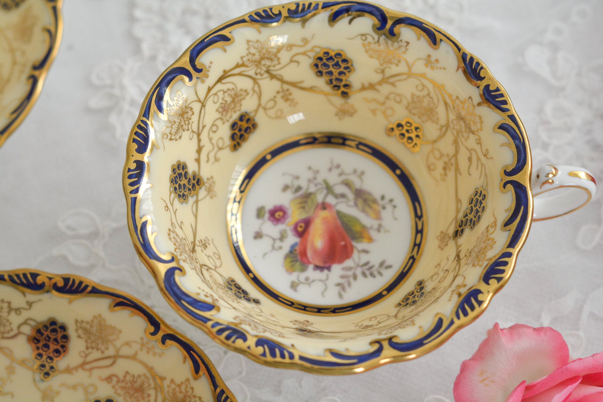 コールポートの1800年代の作品のリバイバルシリーズのオールドコールポートシリーズ。色々なお品がリバイバルされています。こちらはアデレードシェイプのリバイバル。ハンドルはアデレードシェイプハンドルではなくリングハンドルで、素磁も厚めに作られています。ロココリバイバルスタイルの優雅なデザインが美しいです。葡萄やフルーツ、お花の模様が大変豪華で美しいお品です。