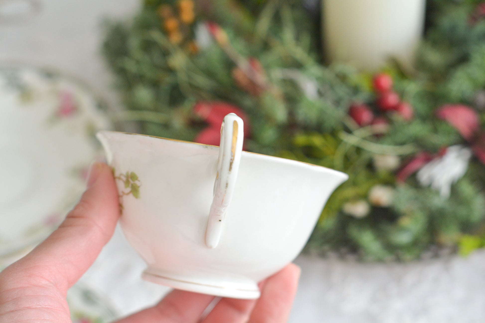 エインズレイの可愛らしいティートリオがやってきました。小さなバラに可愛らしい模様のティートリオです。クリスマスにもぴったりな雰囲気でクリスマスのテーブルコーディネートを盛り上げてくれます。エインズレイは1775年創業で今もたくさんの人々に愛される陶磁器メーカーです