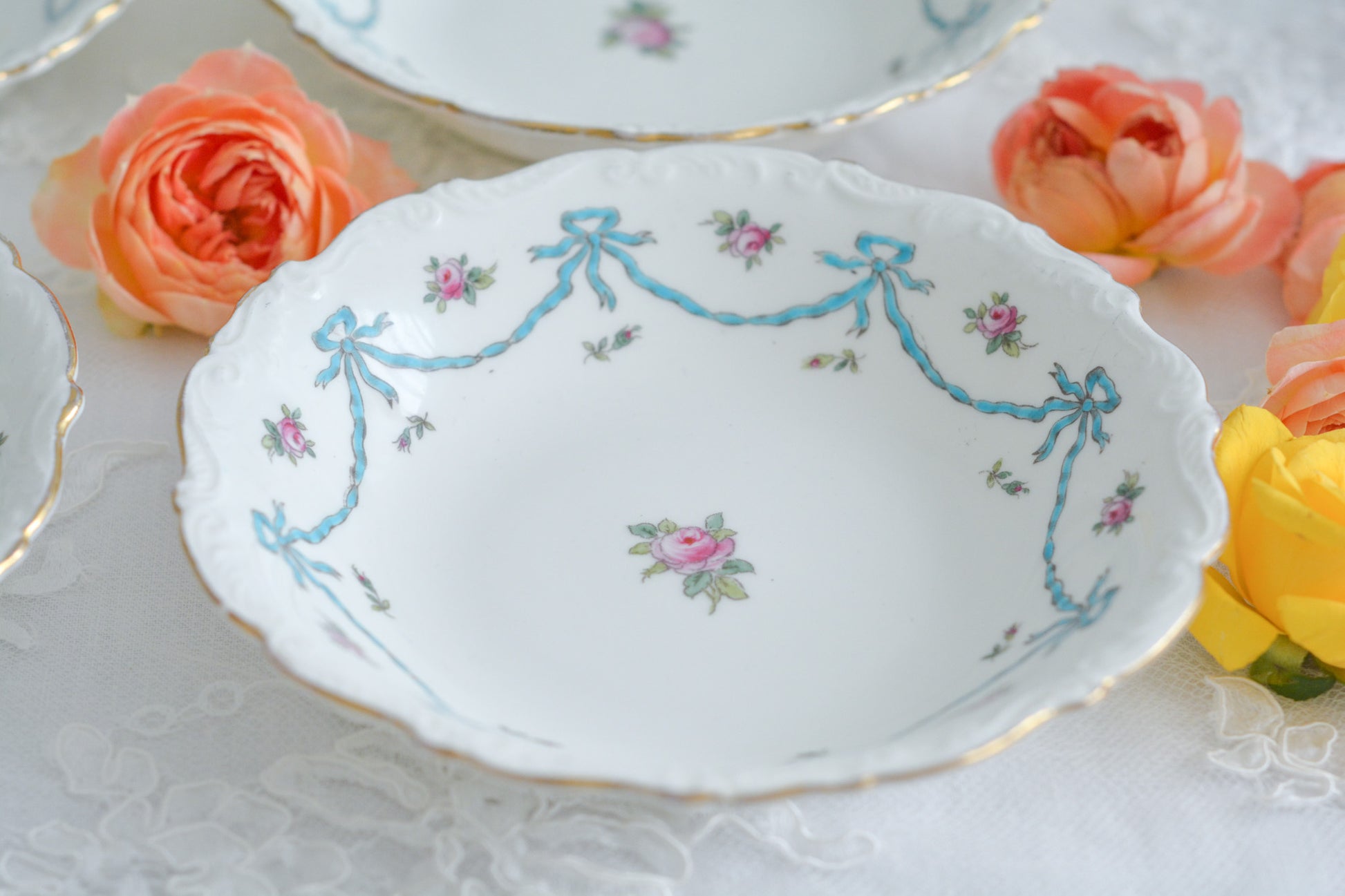 コールポートのリボンと薔薇の模様が可愛らしいボウルの4点セット。ハンドペイントで色つけされ、可愛らしく使いやすいボウルです。