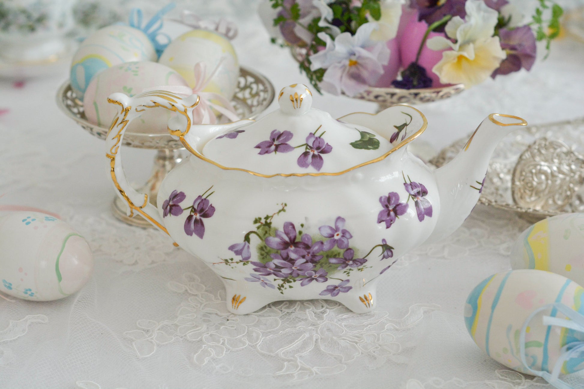 ハマースレイの人気シリーズ、ヴィクトリアンバイオレットシリーズのティーポットです。小さめのサイズで1〜2名のティータイムにぴったりなサイズです。可憐なすみれの模様と優雅なシェイプがとても美しく、おうちティータイムを華やかに盛り上げてくれます。こちらはオールドバックスタンプのお品で、貴重な1930年代頃の作品です。