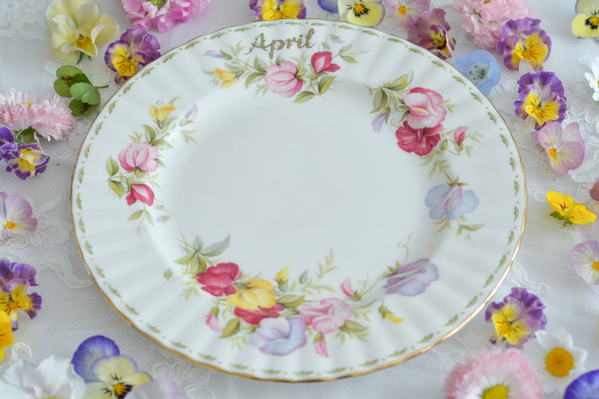 ロイヤルアルバートの人気シリーズの一つ、「フラワーオブマンス」1月から12月までそれぞれの季節のお花がモチーフのシリーズで、ついつい集めたくなってしまう魅力があります。今回ご紹介するのは、4月(April)。4月のお花はスイトピーです。春らしい明るいカラーでとても可愛らしいお品。貴重なトリオとなっております。4月生まれの方はもちろん、コレクションしてらっしゃる方、お探しの方もぜひ。