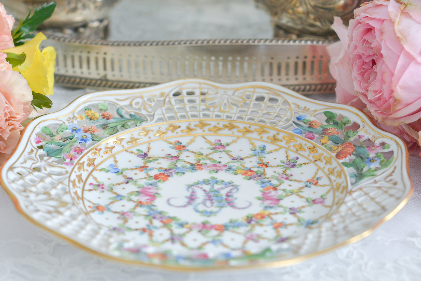 オーストリアの「国の母」とたたえられたハプスブルグ家の女帝「マリア・テレジア」。のちにフランス国王ルイ16世に嫁いだマリー・アントワネットの母でもあります。その名前にふさわしく、また、ウィーンの煌びやかな芸術や宮殿を思わせるような華やかで美しい世界観のプレートです。カール・ティーメの素晴らしいハンドペイントの絵付けをお楽しみください。