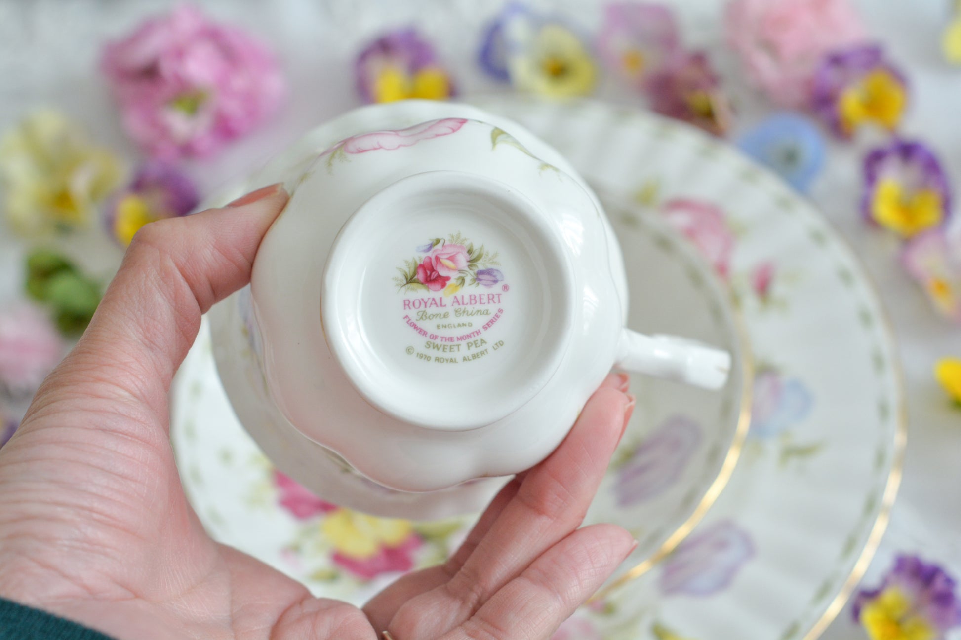 ロイヤルアルバートの人気シリーズの一つ、「フラワーオブマンス」1月から12月までそれぞれの季節のお花がモチーフのシリーズで、ついつい集めたくなってしまう魅力があります。今回ご紹介するのは、4月(April)。4月のお花はスイトピーです。春らしい明るいカラーでとても可愛らしいお品。貴重なトリオとなっております。4月生まれの方はもちろん、コレクションしてらっしゃる方、お探しの方もぜひ。