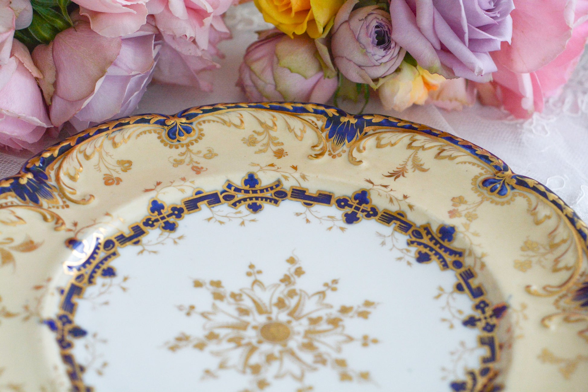 コバルトブルーに金彩の縁どりに豪華な模様。ロココリバイバルの優美なプレートです。バックスタンプには小売店のスタンプのみですが、以前ご紹介したアデレードシェイプにデザインがよく似ております、その為、コールポートの作品かなと推察しております。スイーツやフルートのせて当時ような華やかなティータイムをお楽しみください。