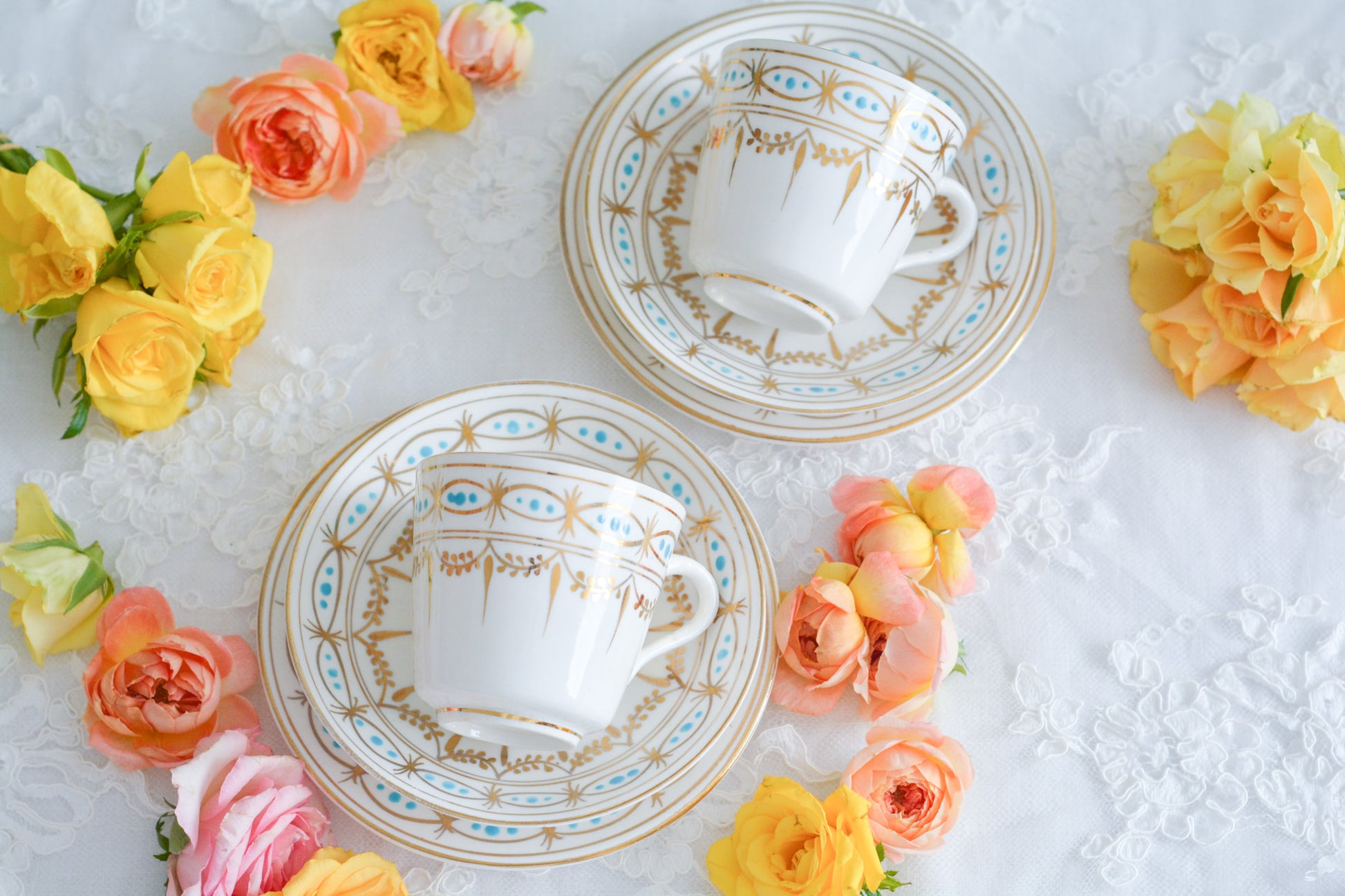 ハンドペイントで描かれた曲線美。アールヌーボースタイルのティートリオです。金彩にターコイズブルーのドットのコントラストが素敵なお品。カップは紅茶にもコーヒーにもお使いいただきやすいデザインです。