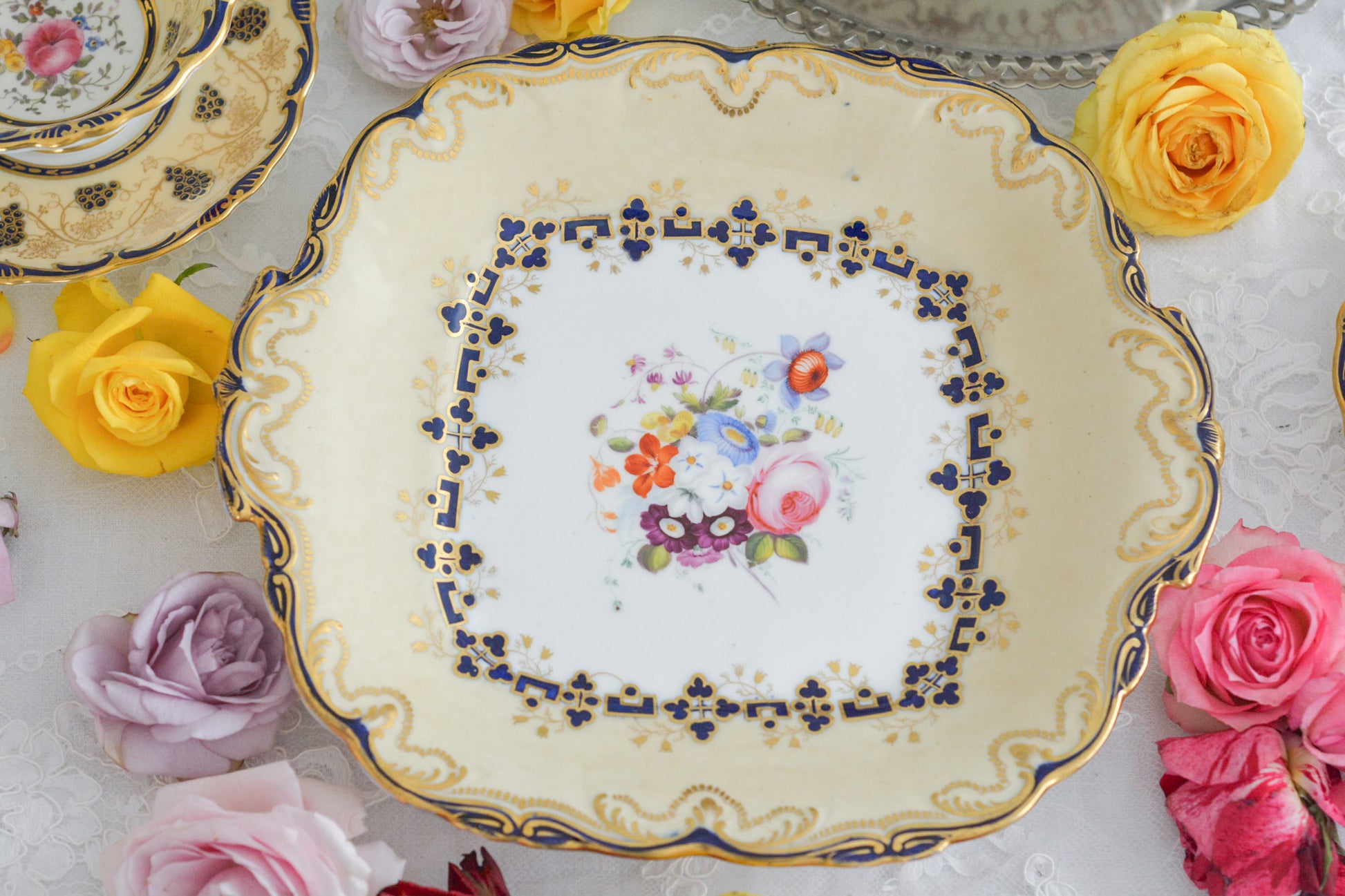 コールポートのアデレードシェイプのB&Bプレートです。ロココリバイバルの優雅なデザインが美しいです。ハンドペイントで描かれたブーケも大きく存在感もあり、ブーケを囲むコバルトブルーの模様もとっても可愛らしく、ブーケを引き立てています。B&Bとはブレッド&バターのことで、パンをもりつけたり、焼き菓子やフルーツなど様々な用途にお使いいただけます。テーブルがパッと華やかになるプレートです。