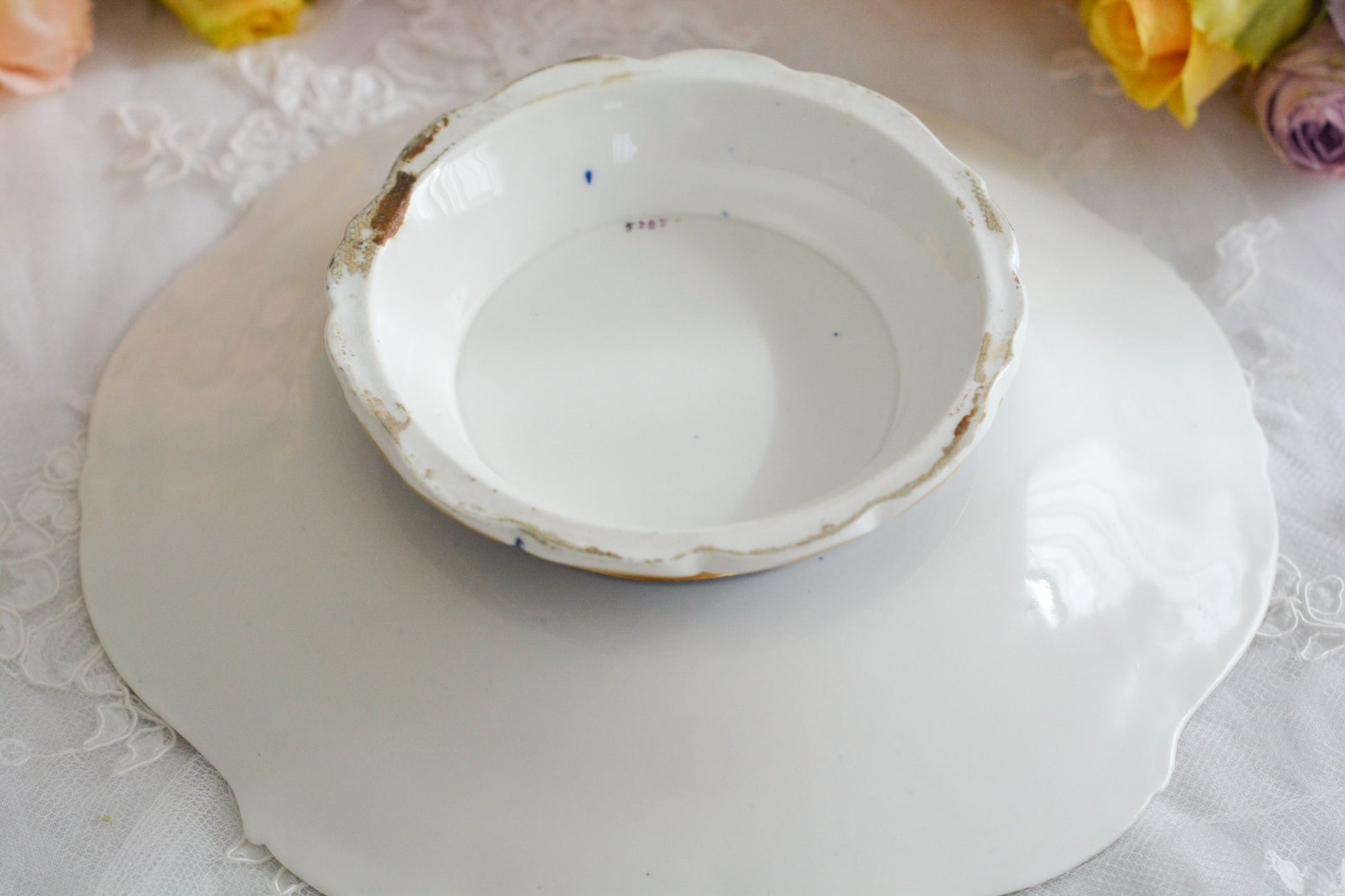 コバルトブルーカラーの美しいミントンのタッツァです。タッツァとはコンポートのような脚付きのプレートです。フルーツやお菓子を盛り付けるのにとても重宝するお品。美しいコバルトブルーカラーにハンドペイントのブーケがとても美しいです。あなたの大切なティータイムに是非お使いください