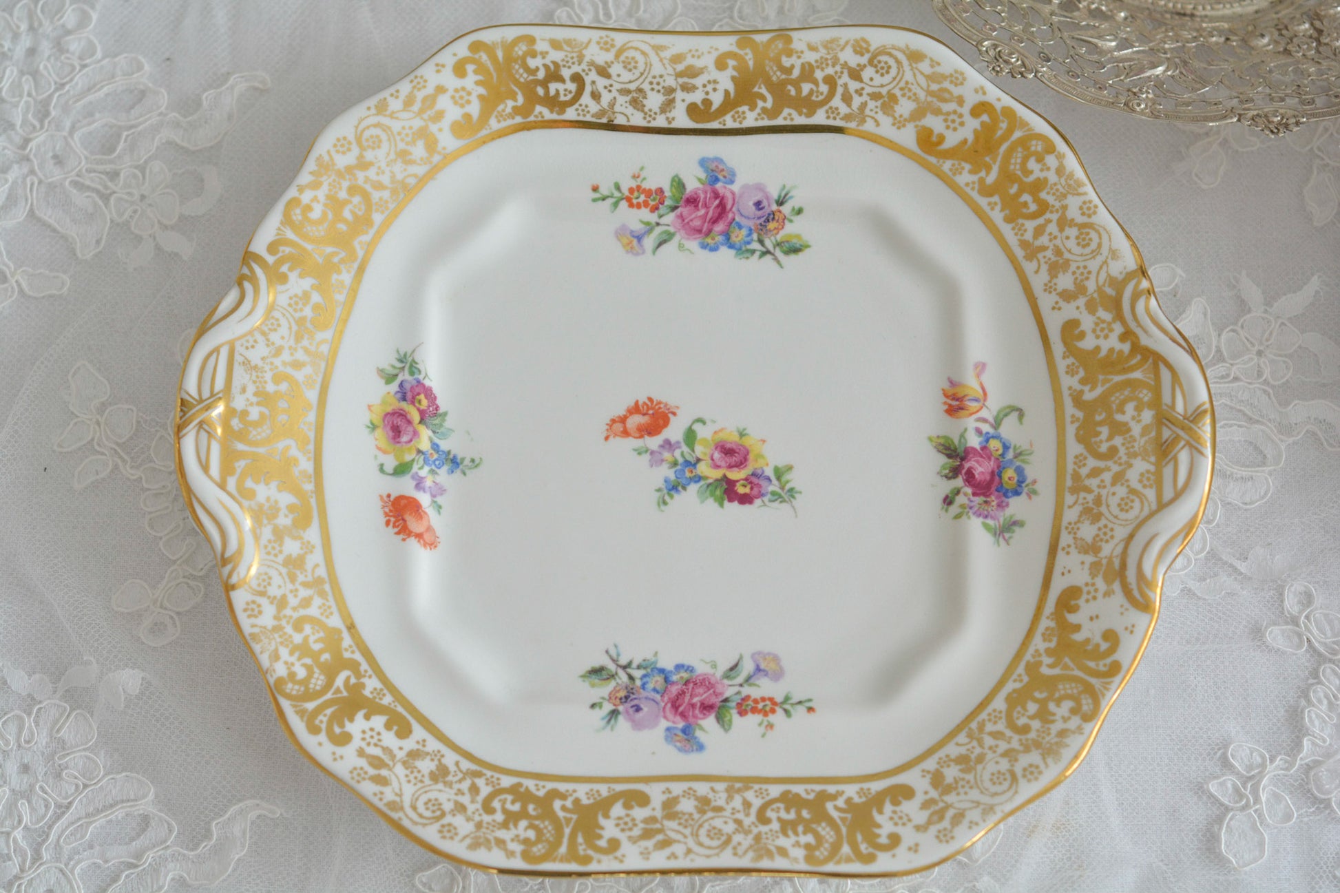 ハマースレイの豪華なティートリオとB&Bプレート。金彩の華やかな模様にブーケ柄のプリントが映えます。ハマースレイらしい優美なシェイプで、ティータイムに花を添えてくれるデザインです。それぞれ状態が異なりますので、プルダウンよりお選びください。ティートリオの④〜⑥はカップにヒビがあり、水漏れするため観賞用としてお勧めします。プレートはそれぞれお使いいただけます。