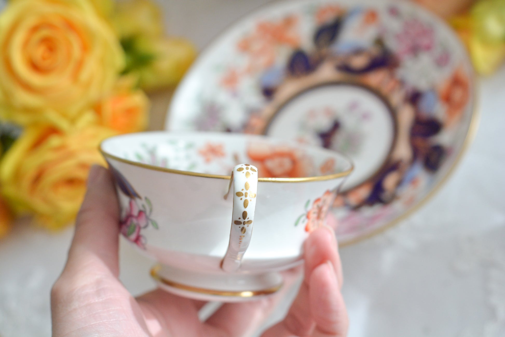 伊万里スタイルが美しいトゥルートリオ。コールポートのエンパイアシェイプによく似ています。1820年〜30年頃の作品と思われ、約200年が経過してなお美しく凛とした姿は日本の侘び寂びにも通じるのではないでしょうか?紅茶、コーヒーだけでなく、緑茶にもよく合いそうですね。トゥルートリオは、ティーカップ、コーヒーカップ、ソーサーのセットで、紅茶とコーヒーどちらもお楽しみいただけるセットです。