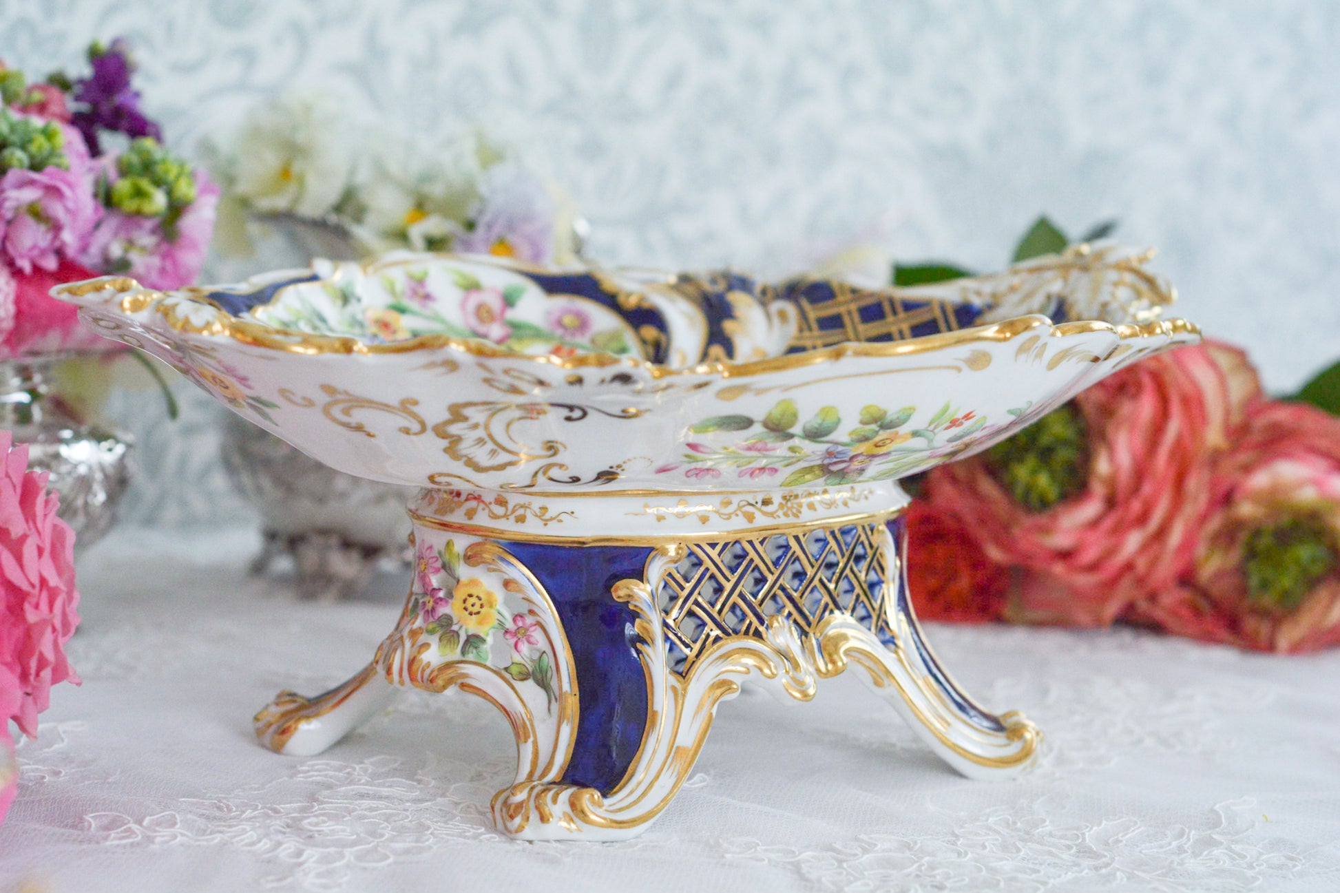 コバルトブルーが美しい、ロココリバイバルのタッツアです。美しい花々と鳥達が描かれています。側面にもたくさんの花々が描かれ、高台部分は美しい透かし模様になっています。なんて手の込んだタッツアでしょう。どんなお花が描かれているか、装飾の美しさをじっくりと鑑賞したくなります。