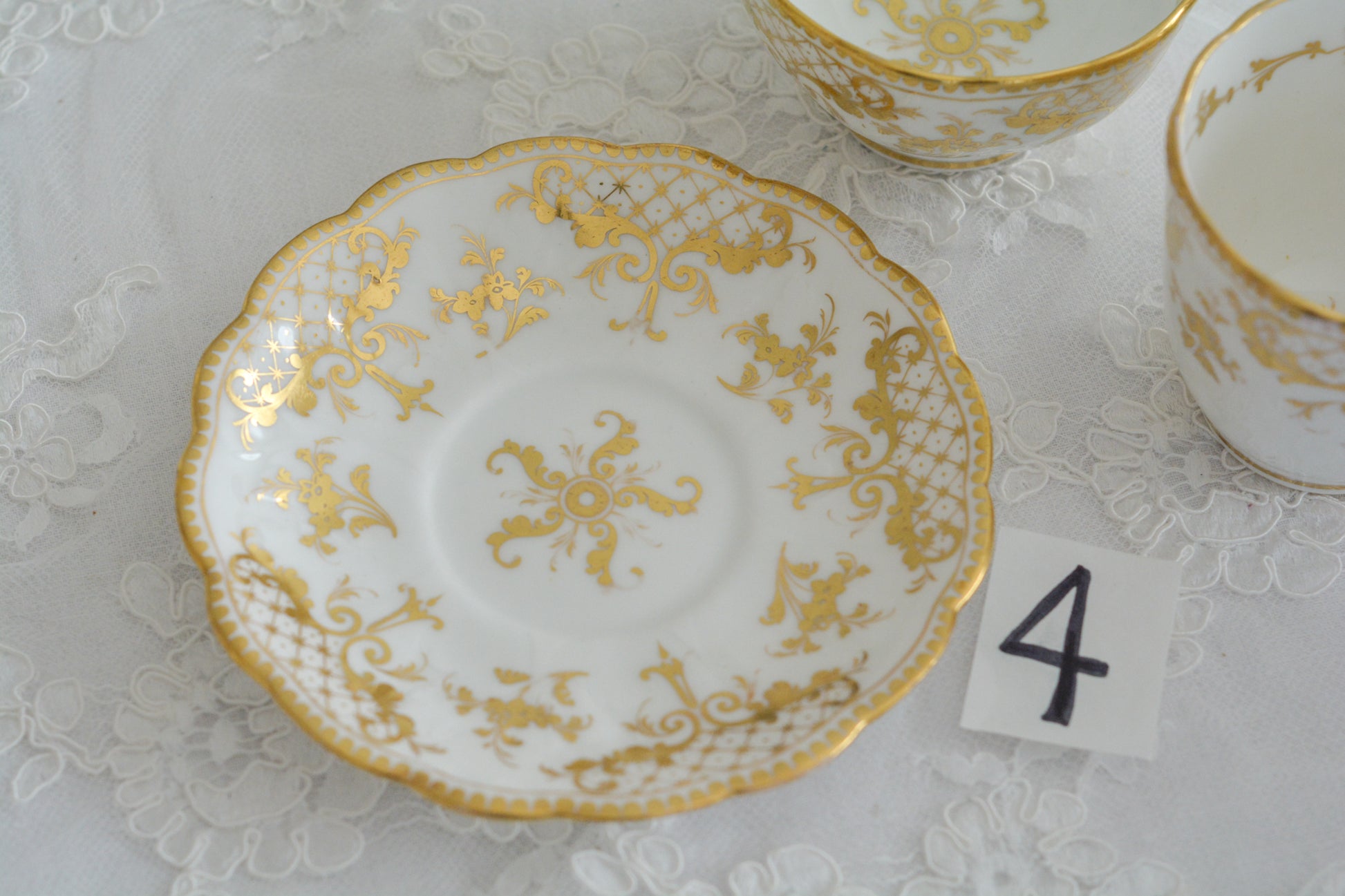 リッジウェイのFoliage Shapeのトゥルートリオ。ハンドル部分には葉っぱの模様がついていてとても可愛らしいシェイプです。白磁に金彩の模様がとても豪華でリッジウェイらしい作品です。トゥルートリオは、ティーカップ、コーヒーカップ、ソーサーのセットでヴィクトリア時代の初期頃まではトリオといえばこちらが主流でした。今ではとても貴重になっています。紅茶もコーヒーも楽しめるのがいいですね。