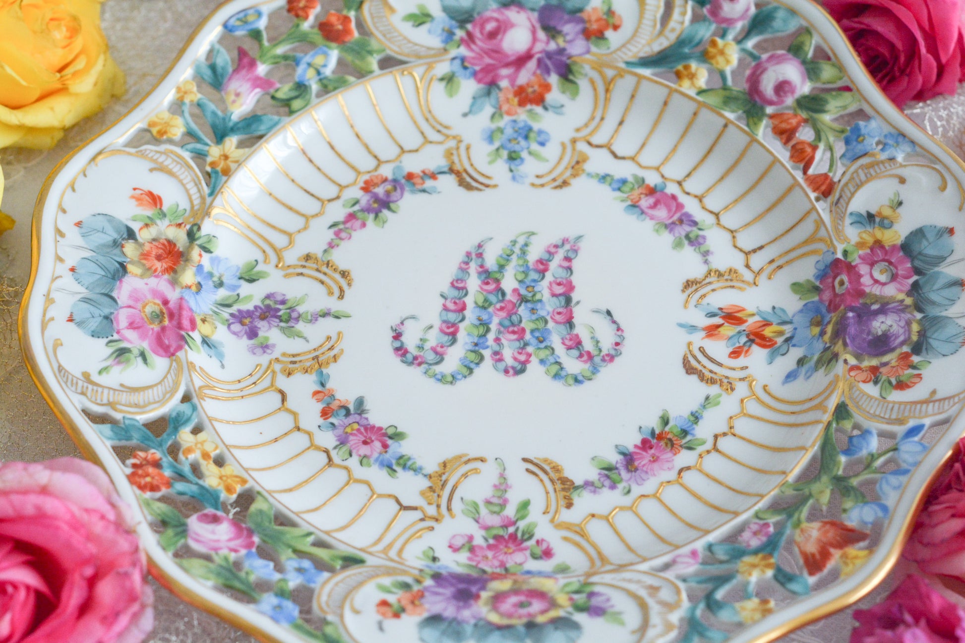 花文字でマリーアントワネットの頭文字MとAが描かれた美しいプレートです。透かし模様のお花や金彩もハンドペイントで丁寧に描かれています。豪華な雰囲気がマリーアントワネットの世界観にぴったりなお品です。バックスタンプはカールティーメのものではなく、お調べがつきませんでした。フランスセーブル窯のバックスタンプにも似ています。ただ、とても丁寧に作られていて、この企画展にふさわしい大変美しいお品です。