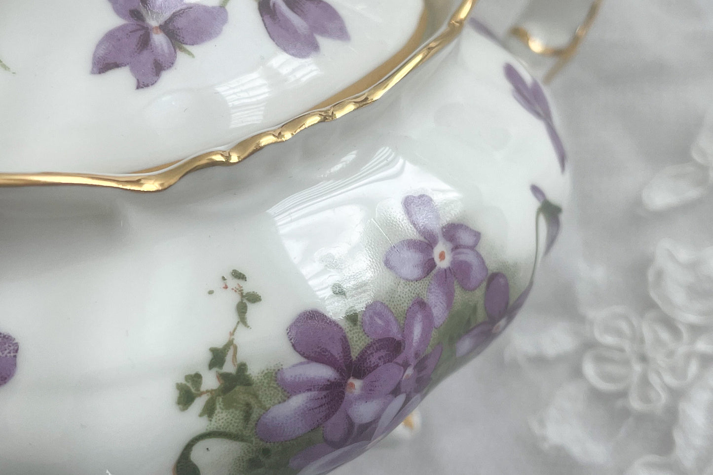 英国ヴィンテージ、ハマースレイの人気シリーズヴィクトリアンバイオレットシリーズの貴重なティーポット。Rose Antiquesはコールポートをはじめ、英国アンティーク磁器を中心にご紹介しています。