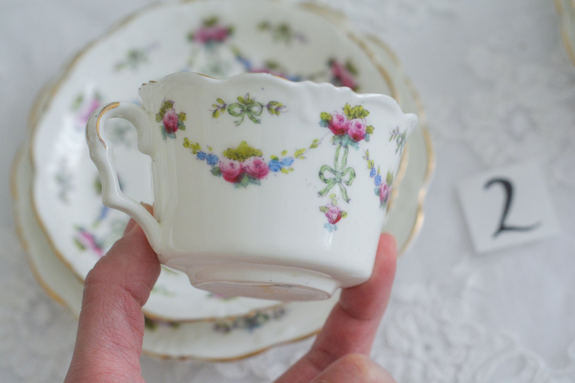 コリンウッドのリボンにバラのガーランドがとっても可愛らしいティートリオ、ミルクジャグ、スロップボウル、デザートプレートがやってきました!ハンドペイントで色つけされたバラやリボンを眺めているだけで気持ちが上向きになる可愛らしさです。ぜひ春のティータイムに。プルダウンから、単品ご選択頂けます