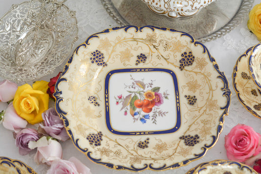 コールポートの1900年代の作品のリバイバルシリーズのオールドコールポートシリーズ。色々なお品がリバイバルされています。こちらはアデレードシェイプのリバイバル。ロココリバイバルスタイルの優雅なデザインが美しいです。葡萄やフルーツ、お花の模様が大変豪華で美しいお品です。