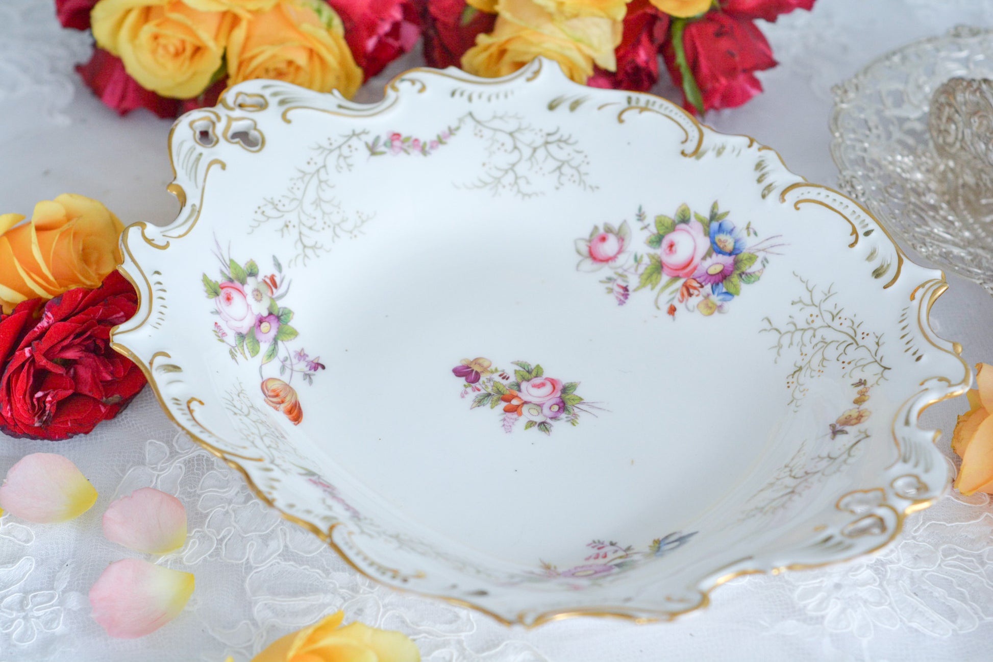 コールポートの花々と宿木?の描かれたサービングプレートです。私は宿木シリーズと呼んでおります。ハンドペイントで生き生きと描かれたお花と、繊細で丁寧に描かれた金彩の宿木がコールポートらしく上品です。華やかでクリスマスにもぴったりな雰囲気ですね。