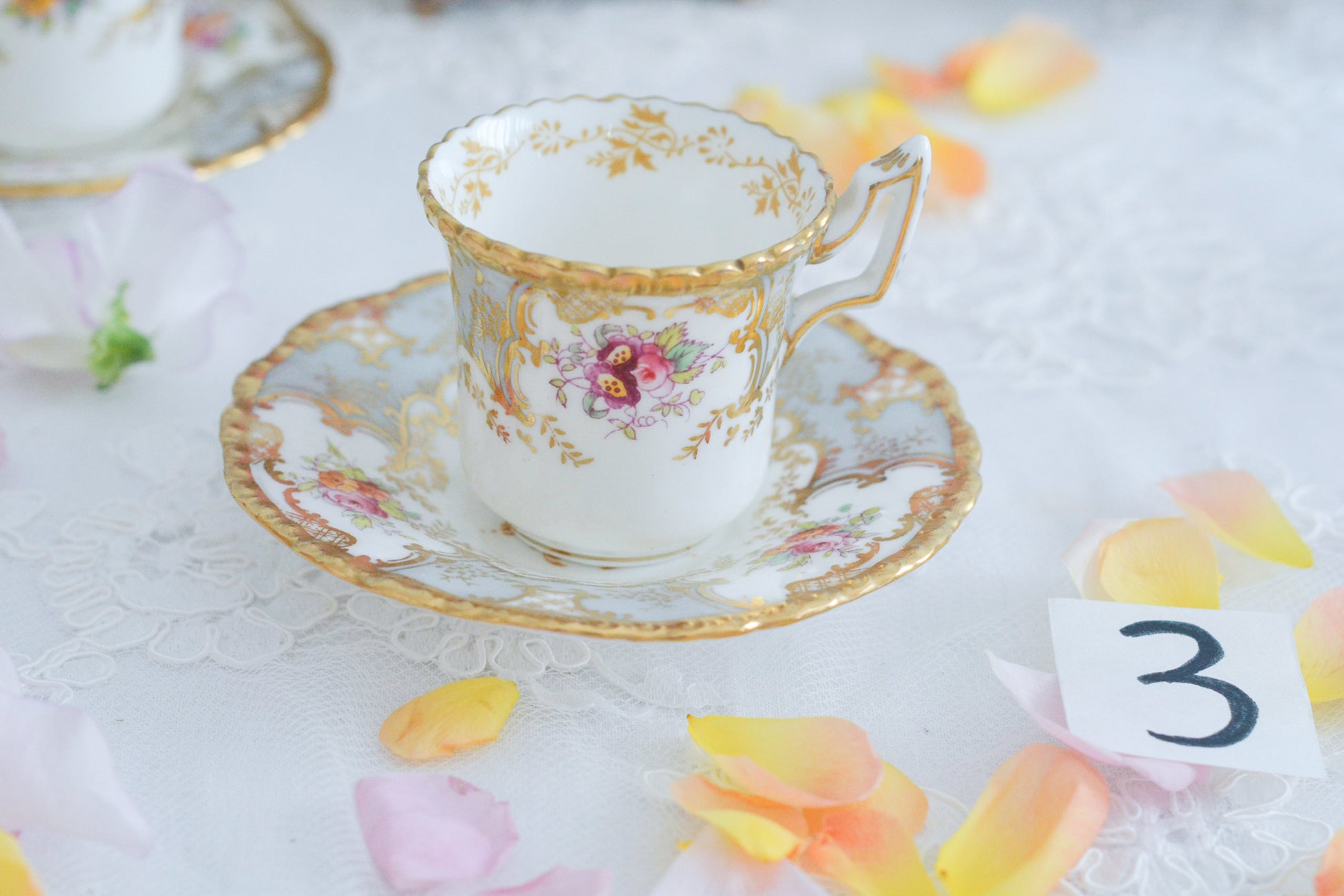 コールポートの人気シリーズ「バットウィング」。バットウィングは、たくさんのカラーバリエーションがあります。グレーカラーはレアカラーで、優しく明るい雰囲気。金彩もとても豪華でテーブルにあるだけでキラキラと輝いて見えます。デミタスカップの小さな世界に豪華で美しい模様がぎゅっと詰まった大変素晴らしいお品です。バットウィングシリーズも状態の良いお品は入手困難になってきました。貴重なグレーのバットウィングの輝きをどうぞお楽しみください。