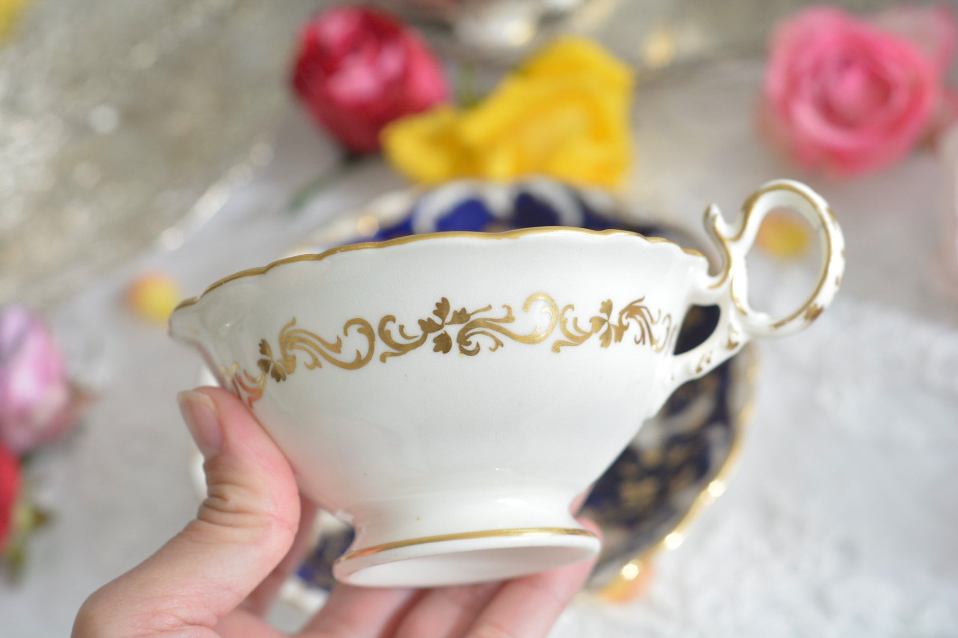 コバルトブルーに金彩の葉っぱ模様が大変美しい、コールポートアデレードシェイプのカップ&ソーサーです。優美なシェイプは大変美しく、重厚感がありながら繊細さも感じるお品です。カップに1ヶ所古いヒビが入っているためお値打ち価格になっています。ヒビはあるものの、ロココリバイバルの大変美しいカップです。