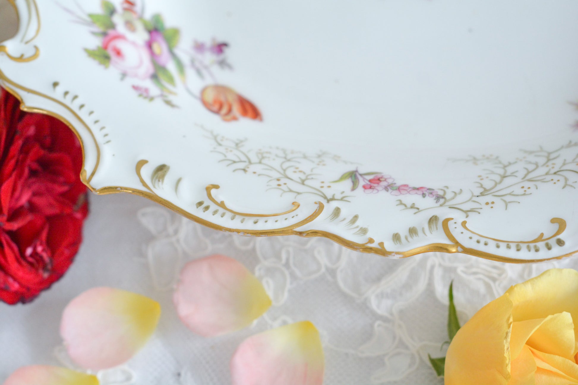 コールポートの花々と宿木?の描かれたサービングプレートです。私は宿木シリーズと呼んでおります。ハンドペイントで生き生きと描かれたお花と、繊細で丁寧に描かれた金彩の宿木がコールポートらしく上品です。華やかでクリスマスにもぴったりな雰囲気ですね。