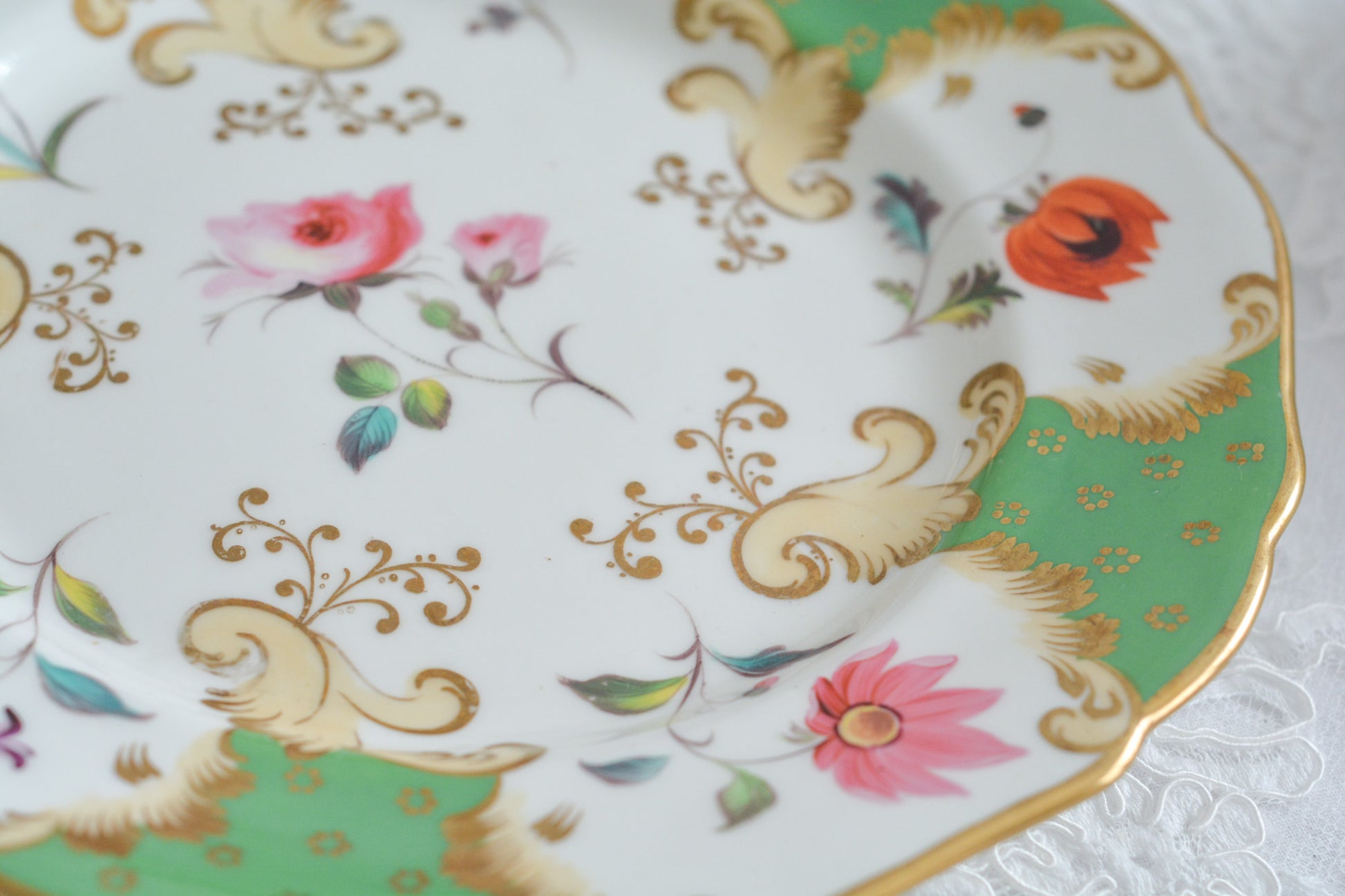 J.Green&Sonsという小売店のプレートです。J.Green&Sonsは1934年から1842年に聖ポール大聖堂近くに店を構えていました。大きなお店だったようです。メーカーのバックスタンプはありません。小売店の希望でメーカーのバックスタンプを入れなかったと推察しています。ハンドペイントで丁寧に描かれた1輪の花々。とても大変生き生きと描かれていて、見ていて飽きません。