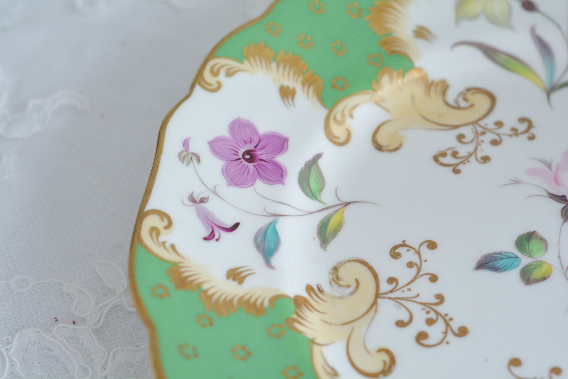 J.Green&Sonsという小売店のプレートです。J.Green&Sonsは1934年から1842年に聖ポール大聖堂近くに店を構えていました。大きなお店だったようです。メーカーのバックスタンプはありません。小売店の希望でメーカーのバックスタンプを入れなかったと推察しています。ハンドペイントで丁寧に描かれた1輪の花々。とても大変生き生きと描かれていて、見ていて飽きません。