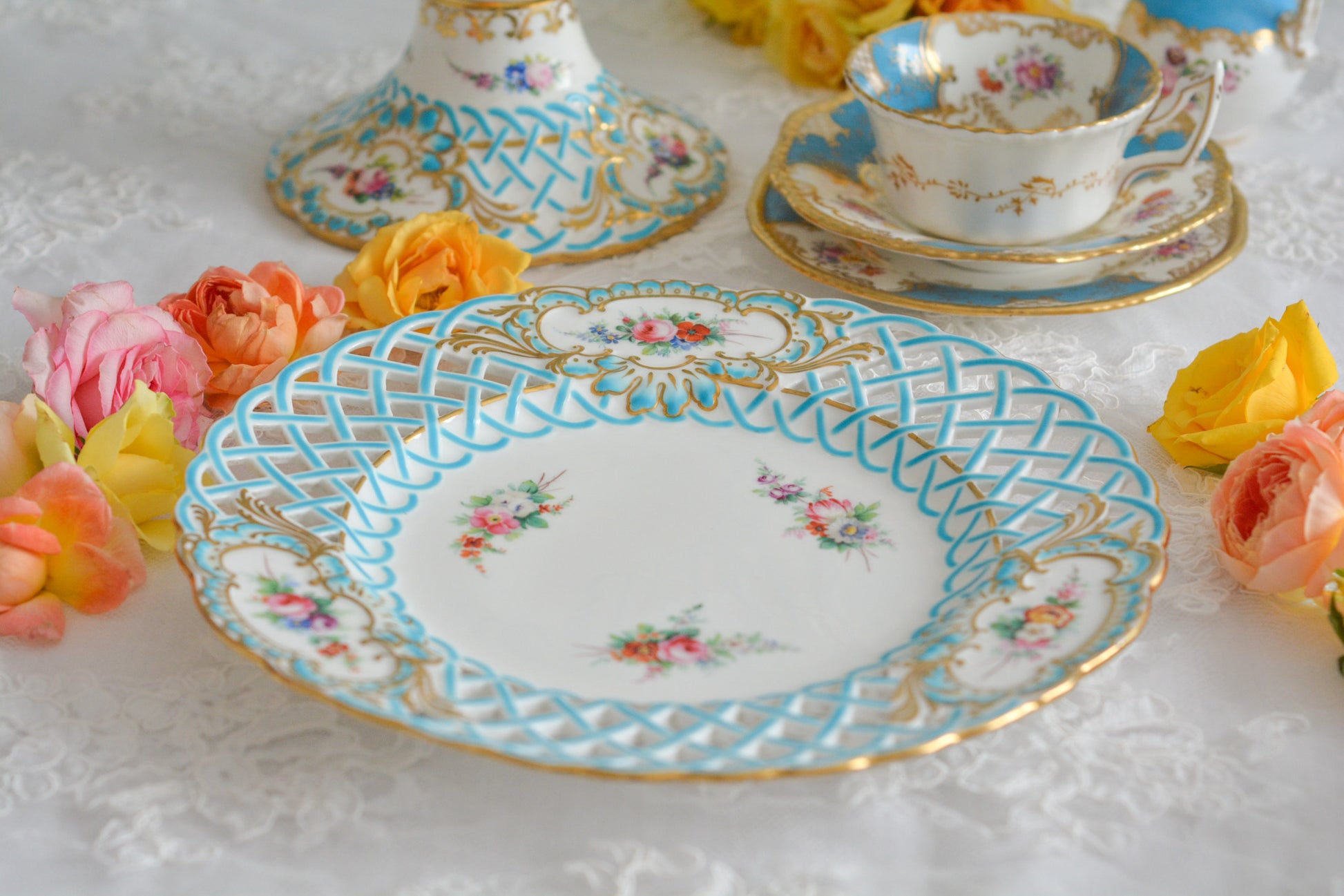 英国アンティークの中でも特に貴重なミントン8800番プレート。ミントンブルーの格子模様に、ハンドペイントの花々が大変美しいミントンの至宝のプレートです。