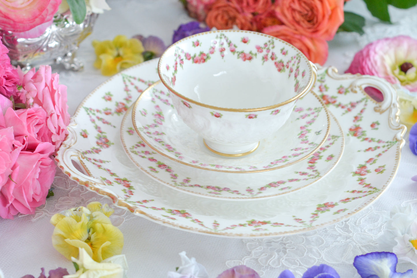 バラのガーランド模様が可愛らしい、ジョージ・ジョーンズ・クレッセントのセットです。カップ&ソーサー、サイドプレート、B&Bプレートのとても便利なセットです。クレッセントらしい可憐で上品な雰囲気がティータイムを盛り上げます。素磁の模様もとっても可愛らしいですよ。