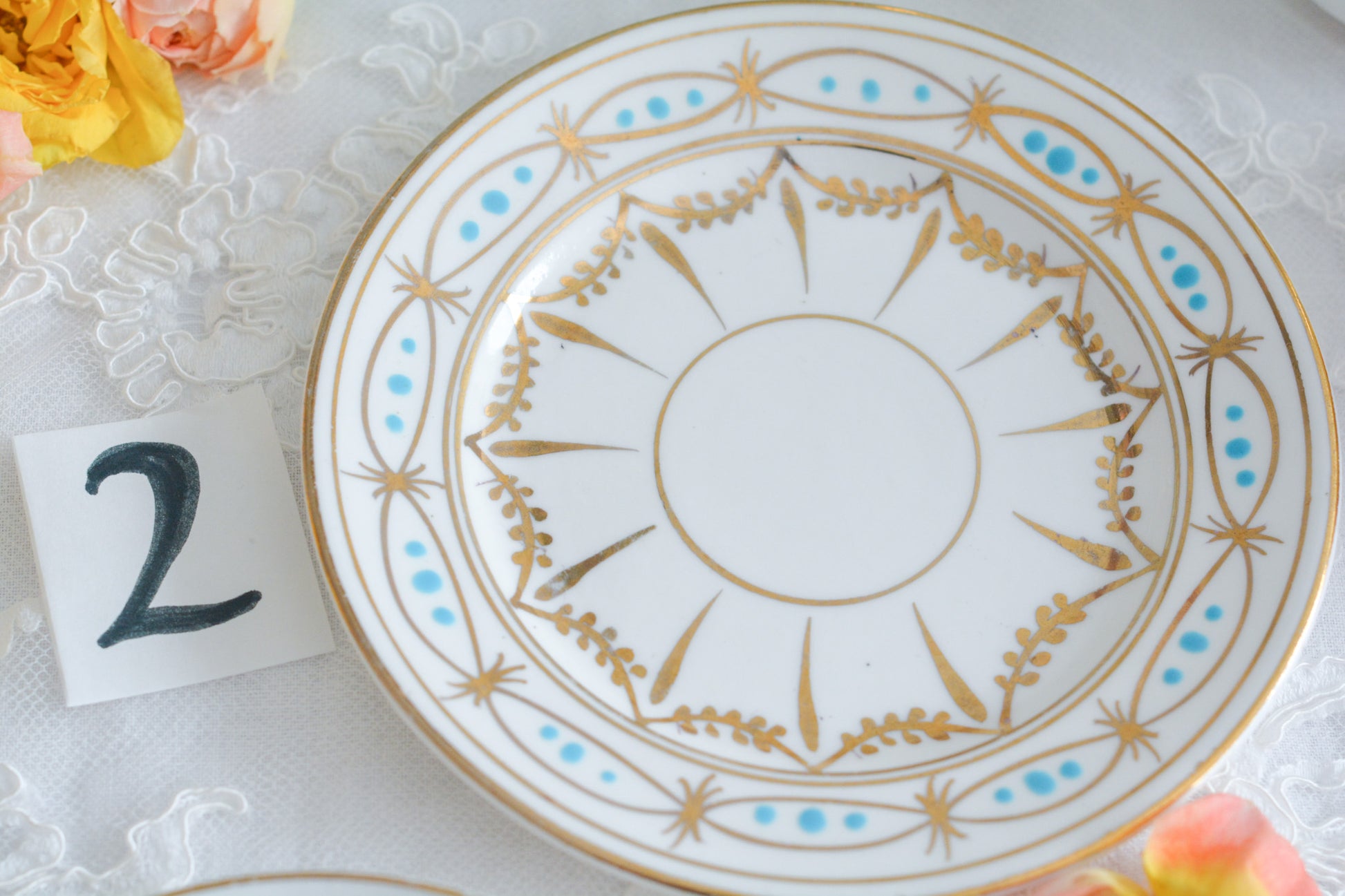 ハンドペイントで描かれた曲線美。アールヌーボースタイルのティートリオです。金彩にターコイズブルーのドットのコントラストが素敵なお品。カップは紅茶にもコーヒーにもお使いいただきやすいデザインです。