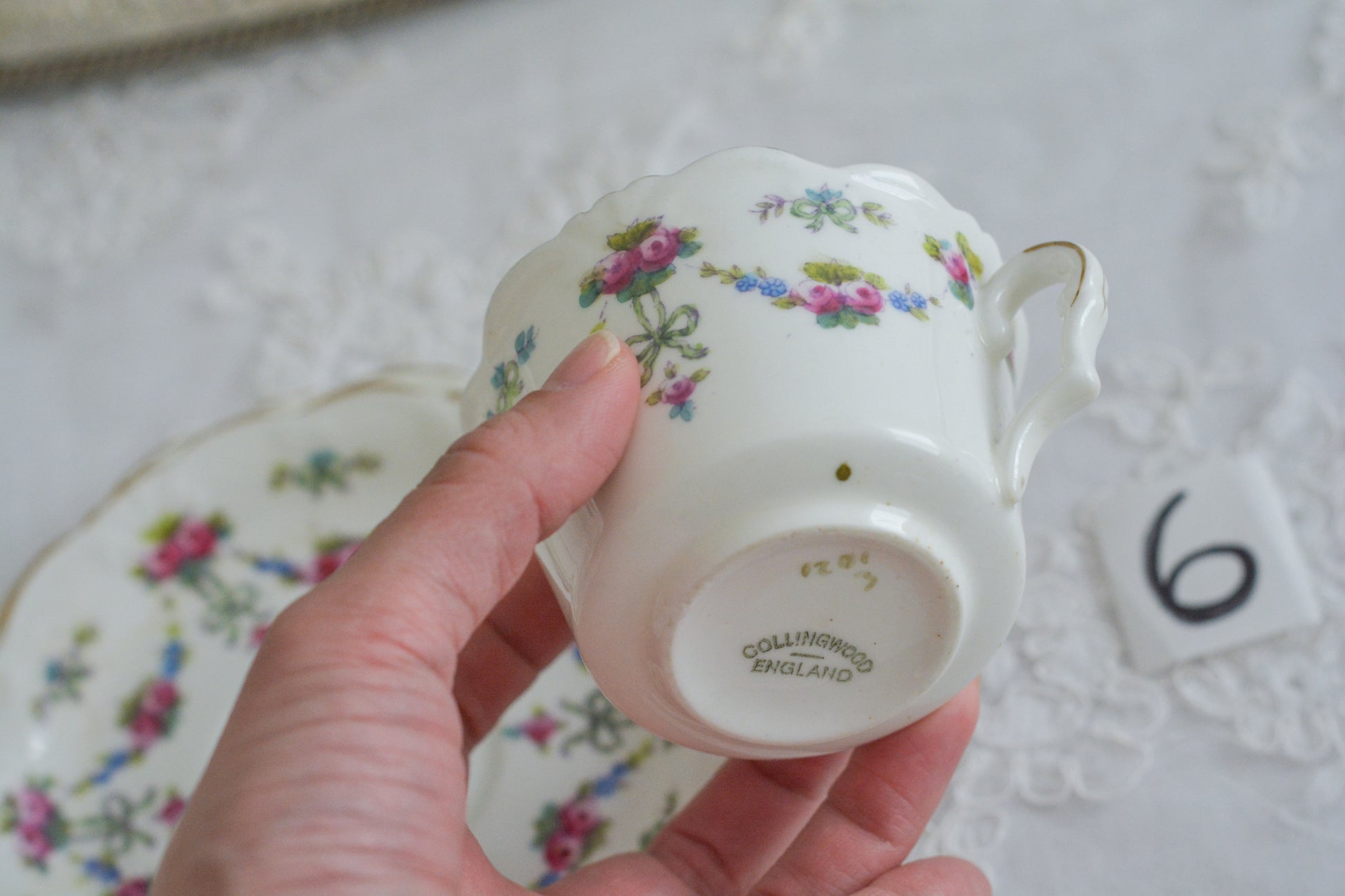 コリンウッドのリボンにバラのガーランドがとっても可愛らしいティートリオ、ミルクジャグ、スロップボウル、デザートプレートがやってきました!ハンドペイントで色つけされたバラやリボンを眺めているだけで気持ちが上向きになる可愛らしさです。ぜひ春のティータイムに。プルダウンから、単品ご選択頂けます