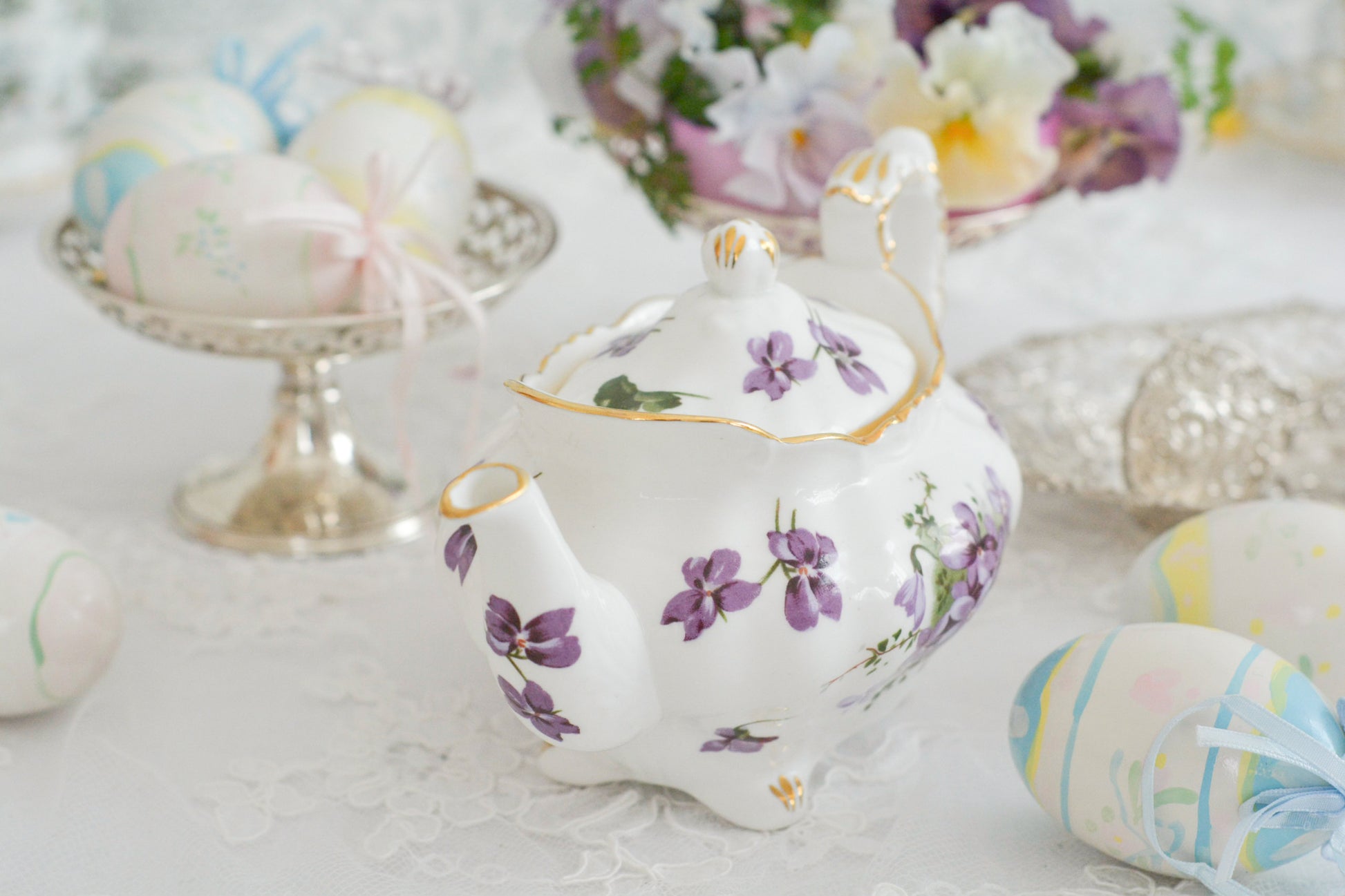 ハマースレイの人気シリーズ、ヴィクトリアンバイオレットシリーズのティーポットです。小さめのサイズで1〜2名のティータイムにぴったりなサイズです。可憐なすみれの模様と優雅なシェイプがとても美しく、おうちティータイムを華やかに盛り上げてくれます。こちらはオールドバックスタンプのお品で、貴重な1930年代頃の作品です。