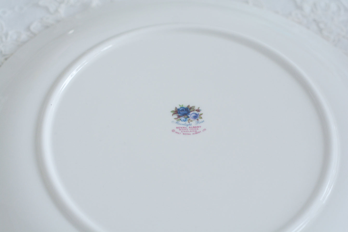 ブルーのバラが美しい、ロイヤルアルバートのムーンライトシリーズのデュオです。オールドカントリーローズのブルーバージョンで製造数が少なく、世界的に人気のあるシリーズです。爽やかな色合いがとても美しくティータイムを彩ります。